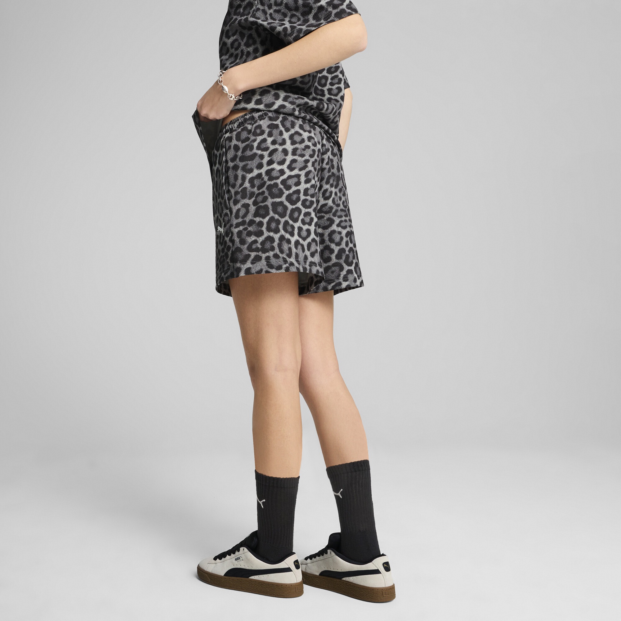 PUMA Shorts »LEO LUXE A-Line 3" Gewebte Shorts mit Allover-Print Damen«