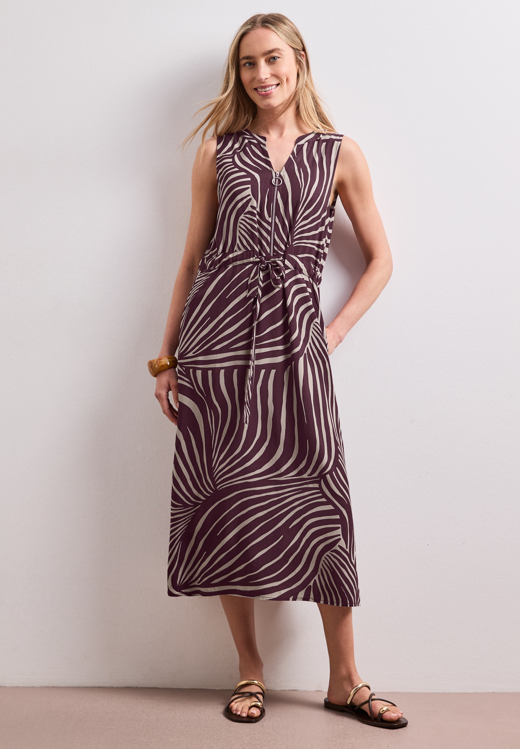 STREET ONE Eingrifftaschen Sommerkleid mit grafischem Muster/Split Neck mit Zipperdetail