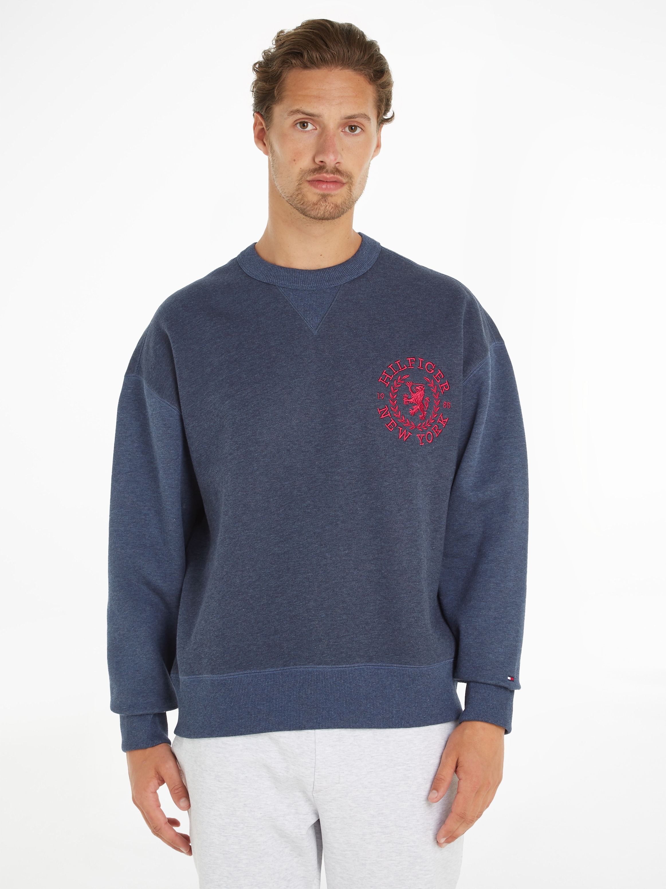 Tommy Hilfiger Sweatshirt »SMALL CREST CREWNECK«, mit Logo-Stickerei auf  der Brust ▷ für | BAUR