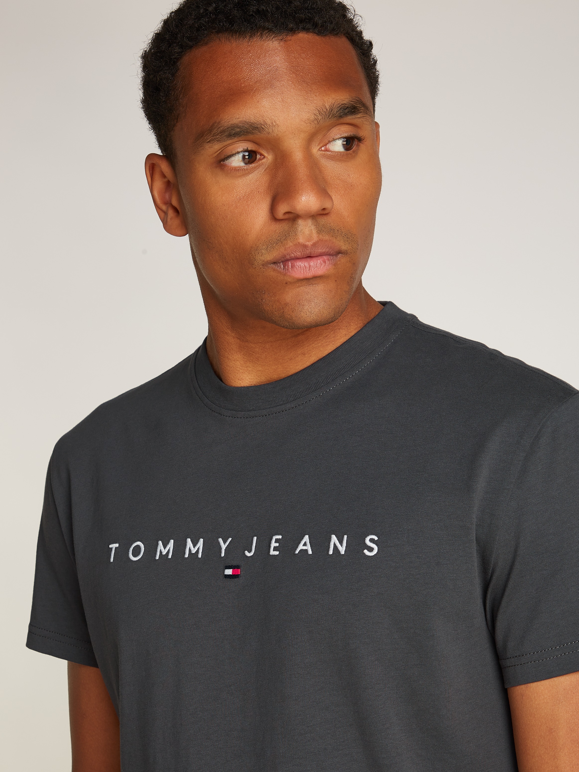 Tommy Jeans Plus Rundhalsshirt »TJM REG LINEAR LOGO TEE EXT«, in Große Größen, Logodruck und Stickerei