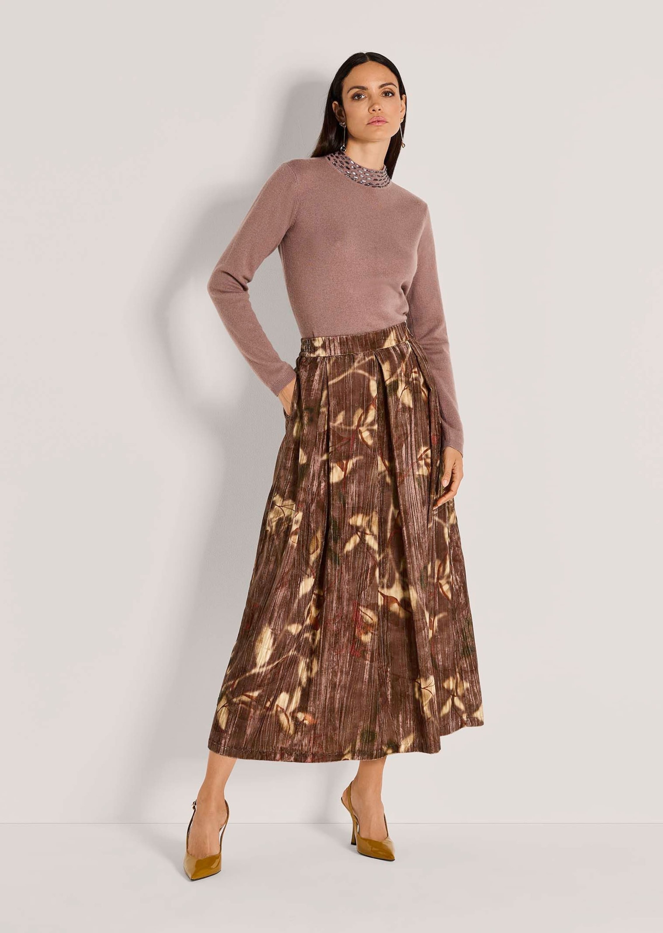 MADELEINE Midirock "Samtrock Eleganter Midirock mit floralem Design" Samtro günstig online kaufen