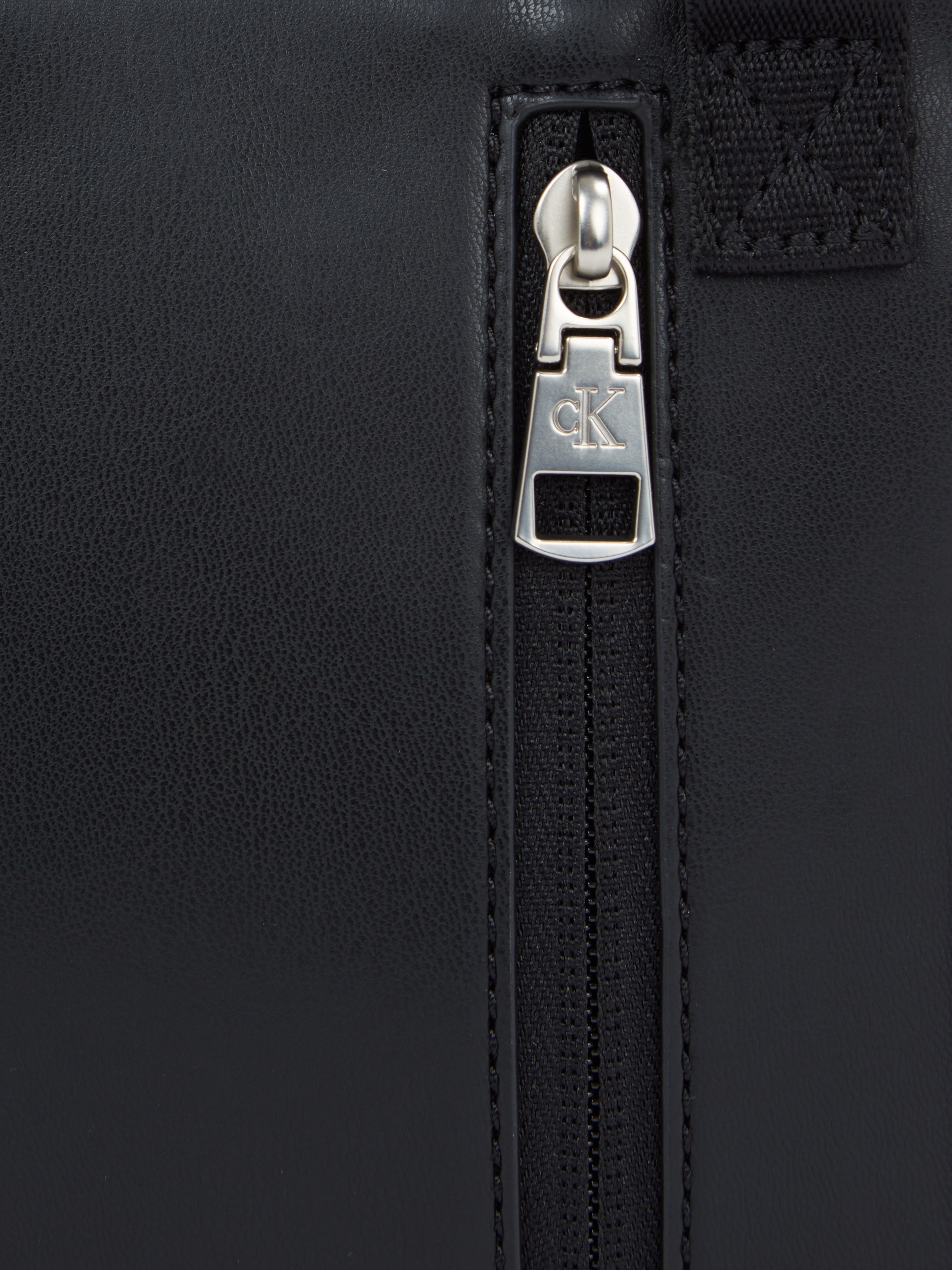 Calvin Klein Jeans Handytasche »MONOGRAM SOFT PHONE CB«, mit dezentem Markenlogo vorne