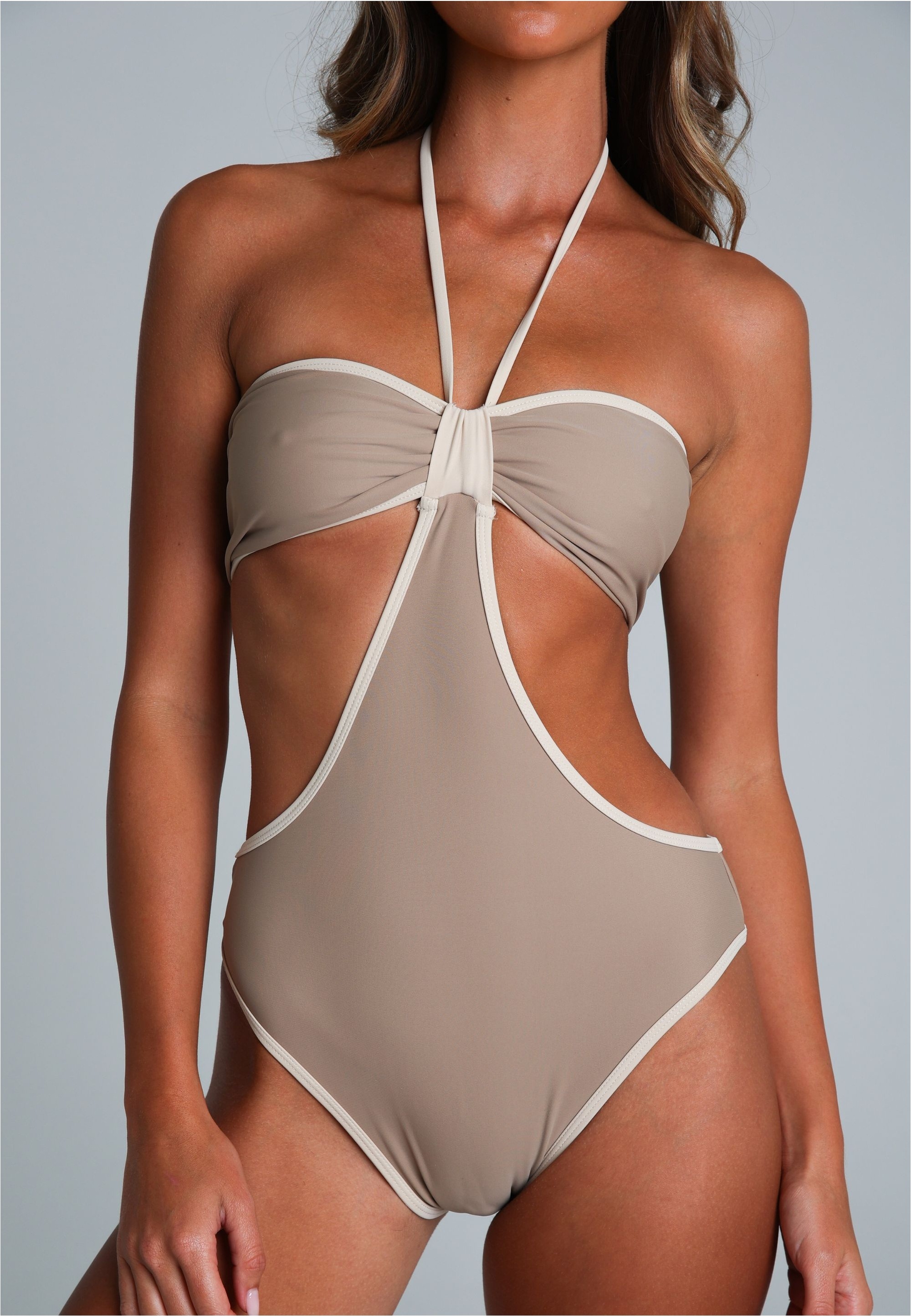 Moda Minx Badeanzug, (1 St.), mit tollen Cut-Outs