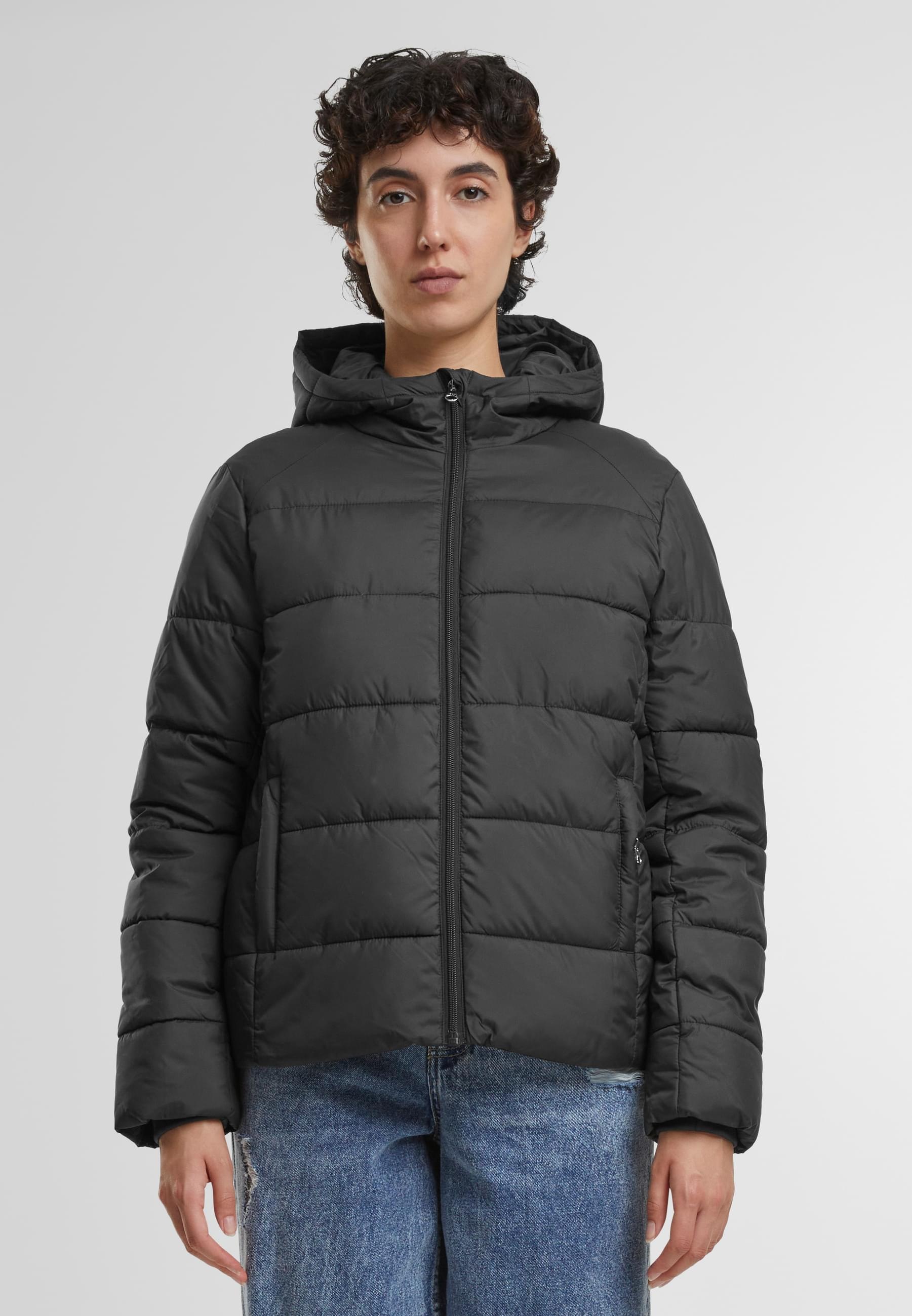 URBAN CLASSICS Winterjacke »Urban Classics Ladies Short Puffer Jacket With Hood«, (1 St.), mit Kapuze