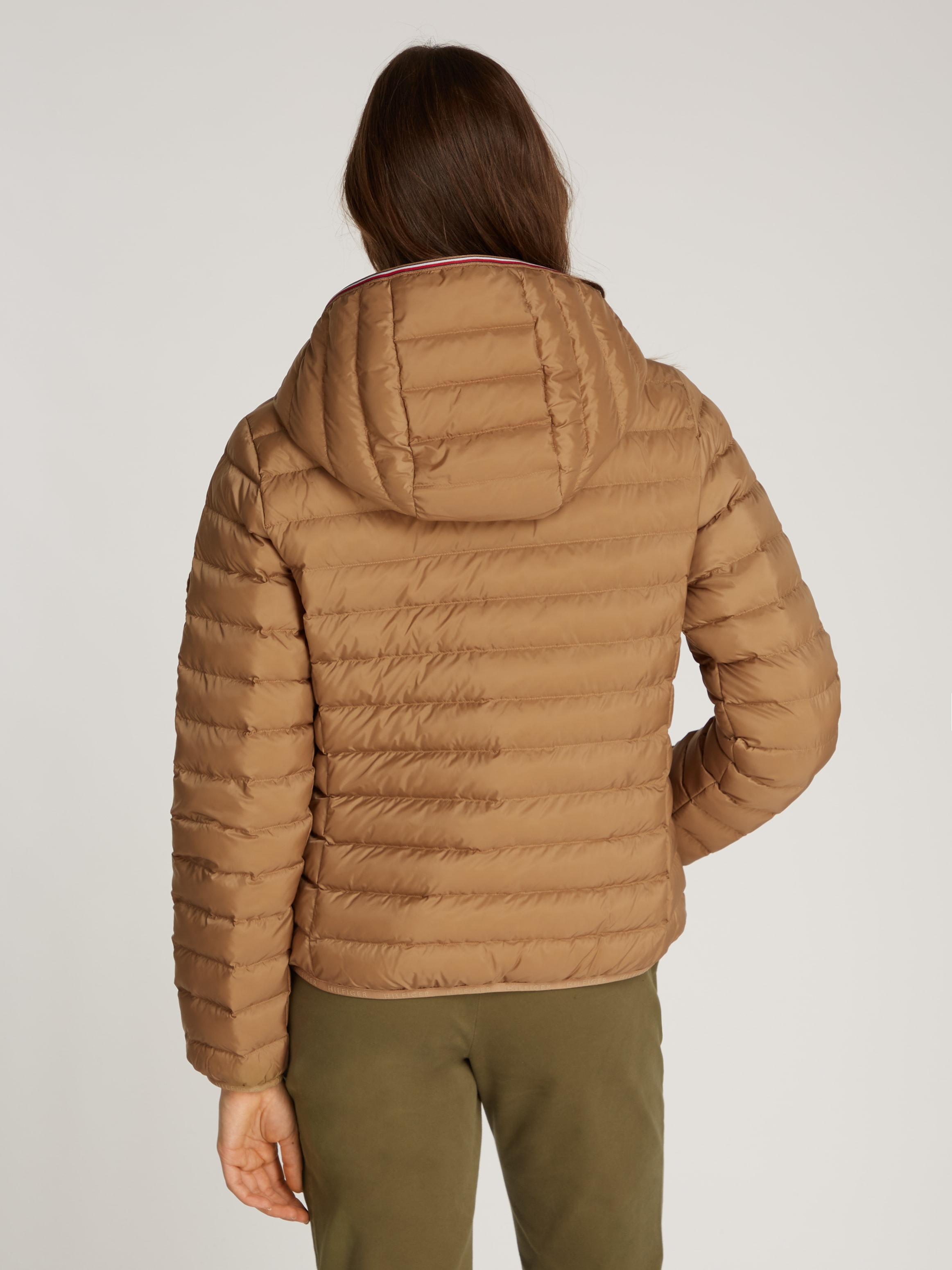 Tommy Hilfiger Steppjacke »REVERSIBLE LW PADDED JACKET«, mit Kapuze, mit reversible Tragemöglichkeit, leichte Wattierung, Logo-Patch