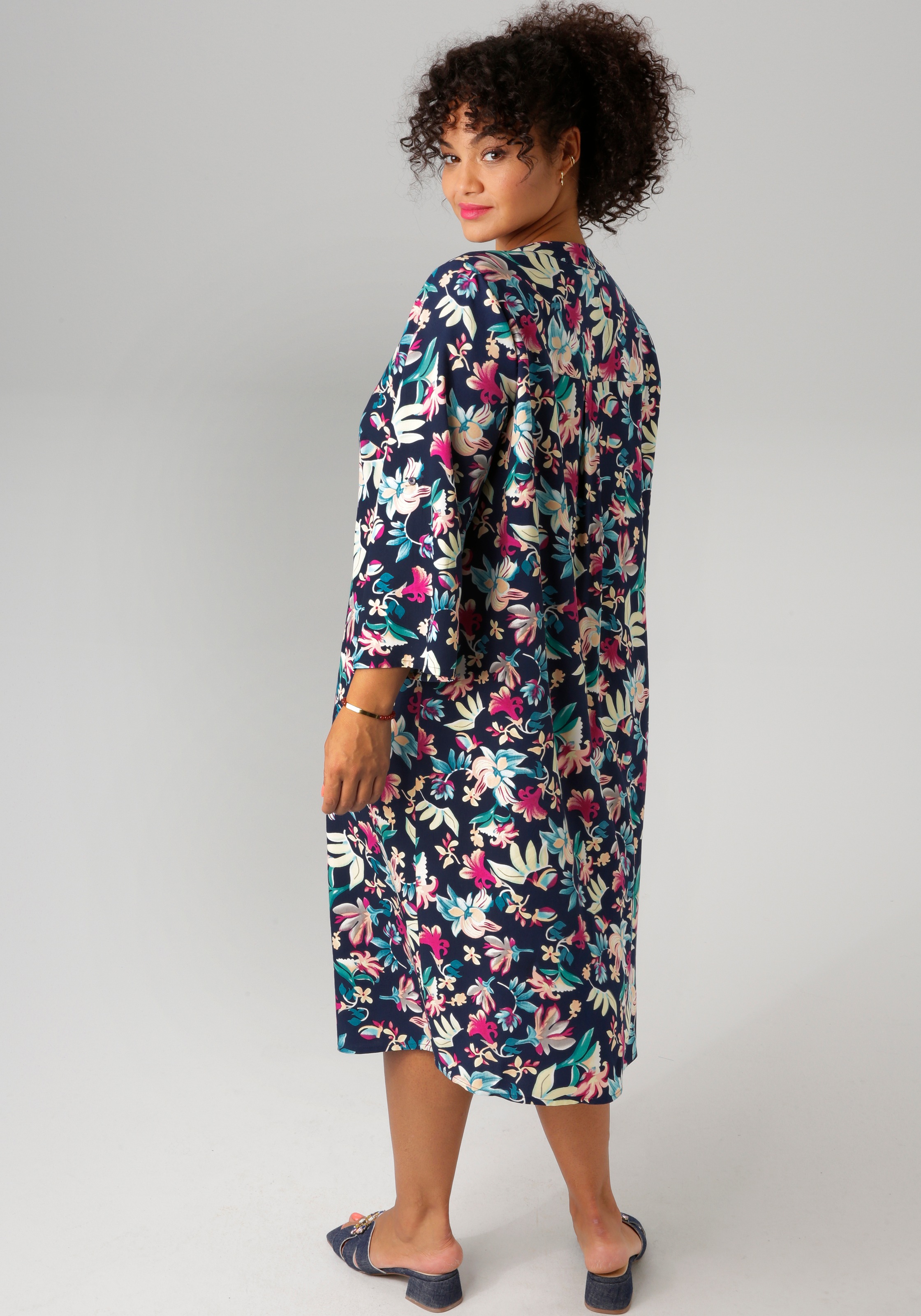 Aniston PLUS Sommerkleid, mit farbharmonischem, Blüten Druck günstig online kaufen