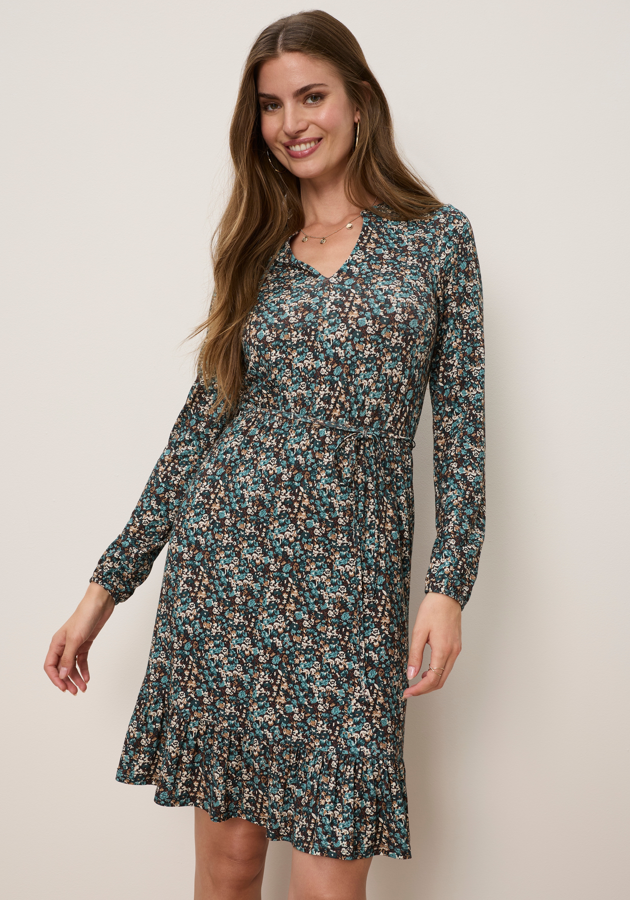 Tamaris Minikleid "aus Jersey, gemusterte Optik" mit taillierter Passform und Stehkragen