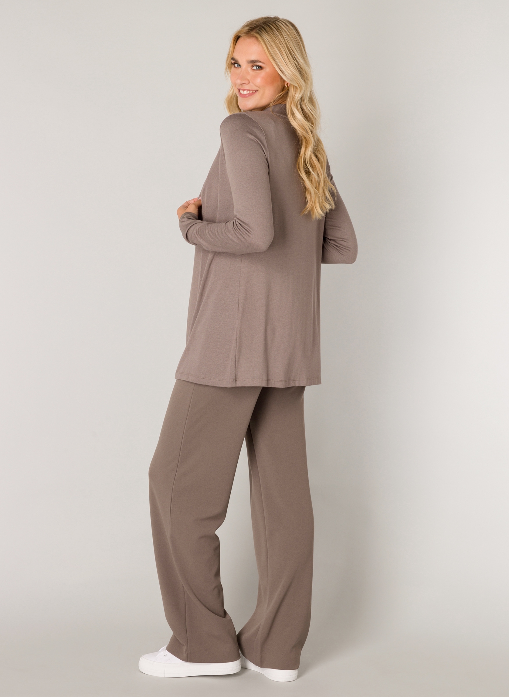 Base Level Strickjacke »Yayla«, In elastischem Feinstrick
