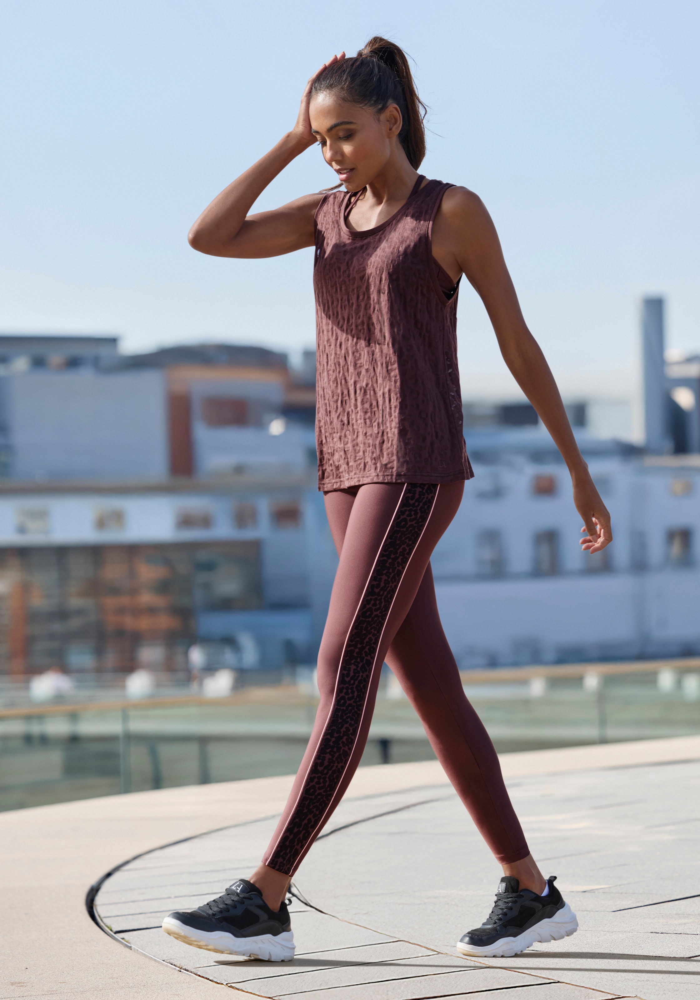 Thumbnail - LASCANA ACTIVE Funktionstop Leo-Optik mit weitem Armausschnitt