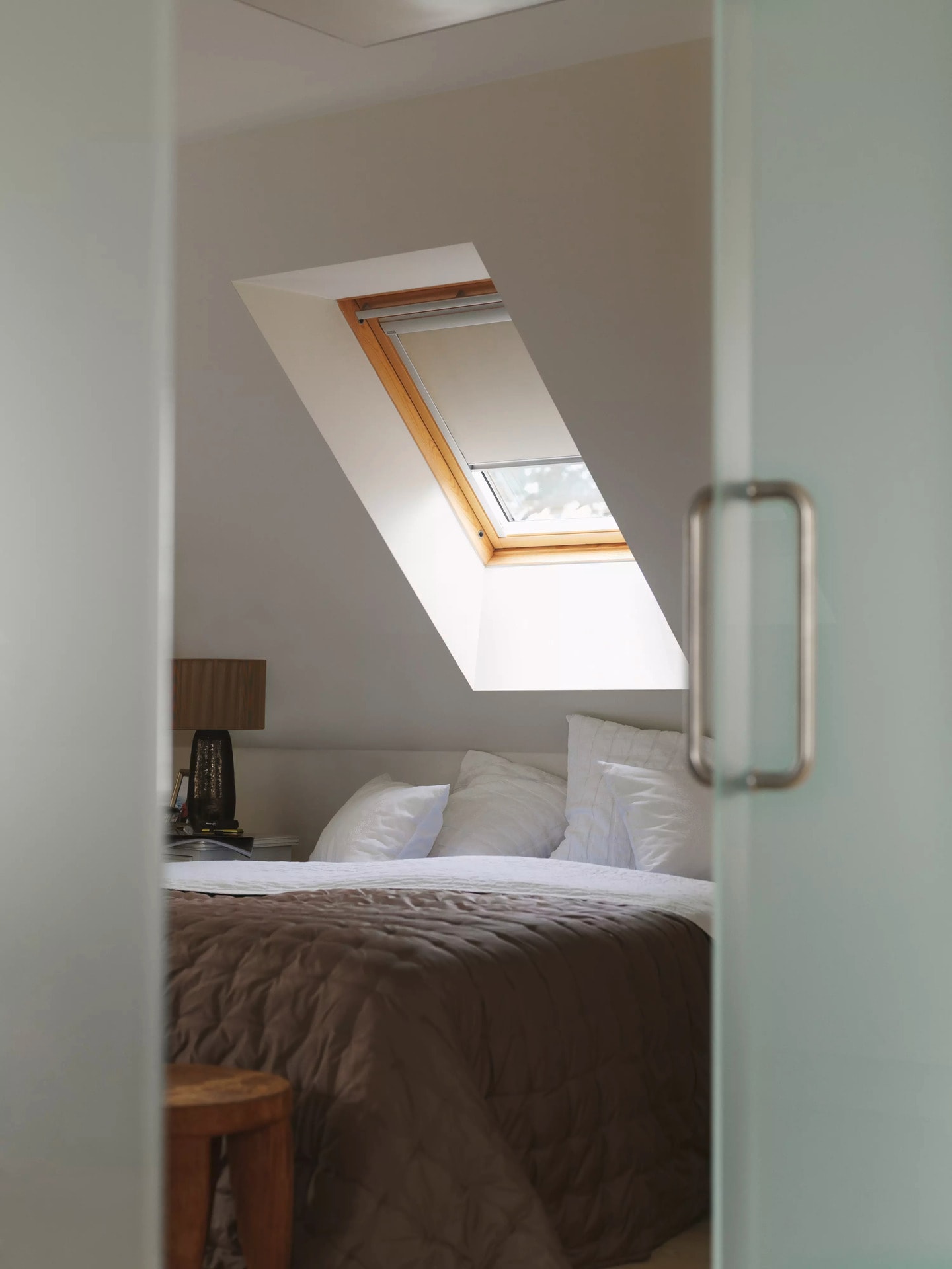 VELUX Verdunklungsrollo »DKL 1085S«, verdunkelnd, ohne Bohren, in Führungsschienen, Stoff hellbeige mit weißen Führungsschienen & Griffleiste