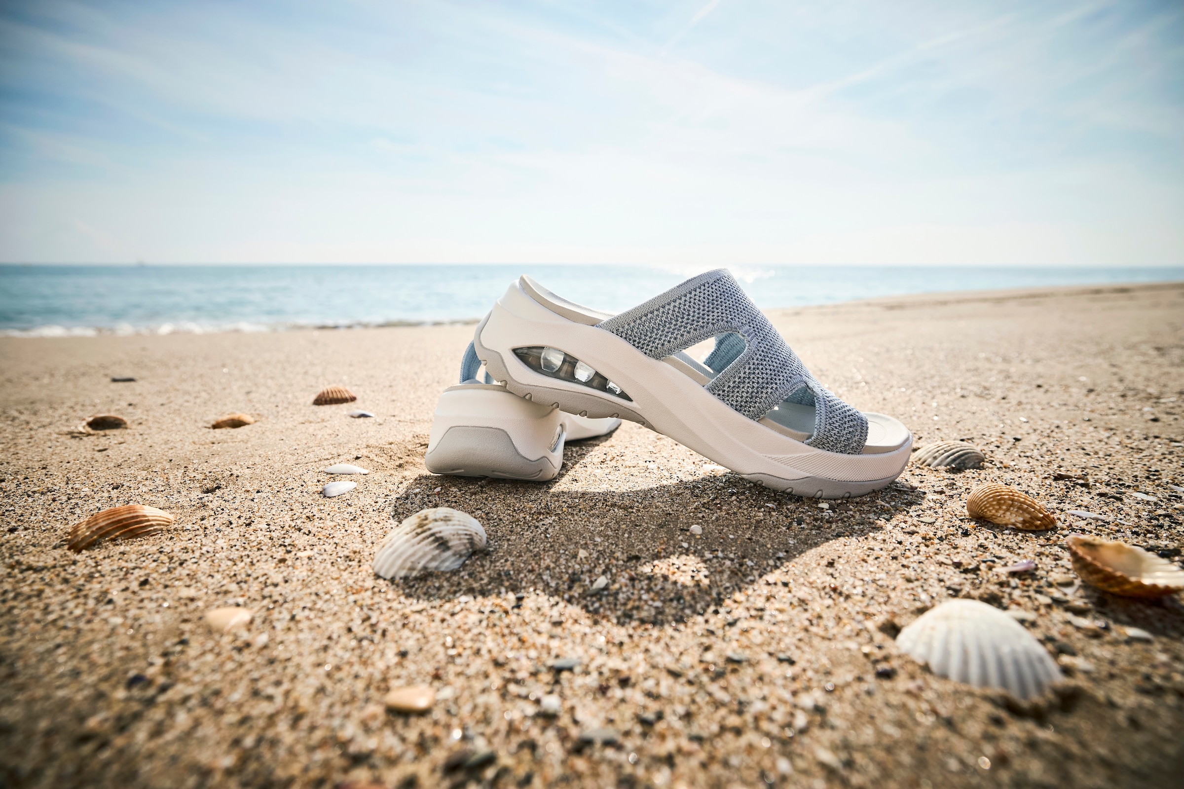 RIEKER Sport Pantolette »vegan«, Sommerschuh, Hausschuh, Keilabsatz, in der Maschine waschbar