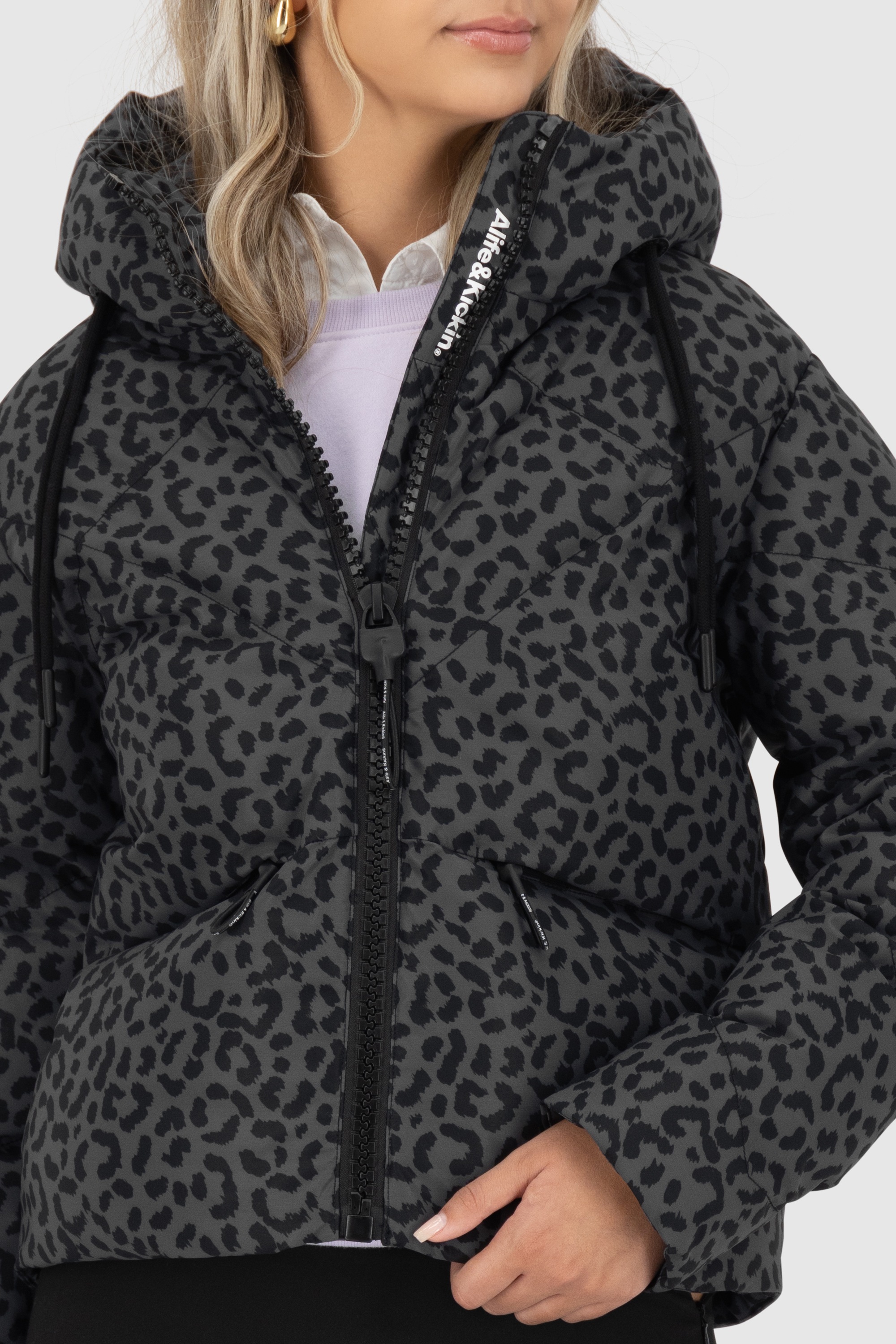Alife & Kickin Winterjacke »Damen MurielAK B«, mit Kapuze, Kurze warme moderne Jacke mit großer gefütterter Kapuze