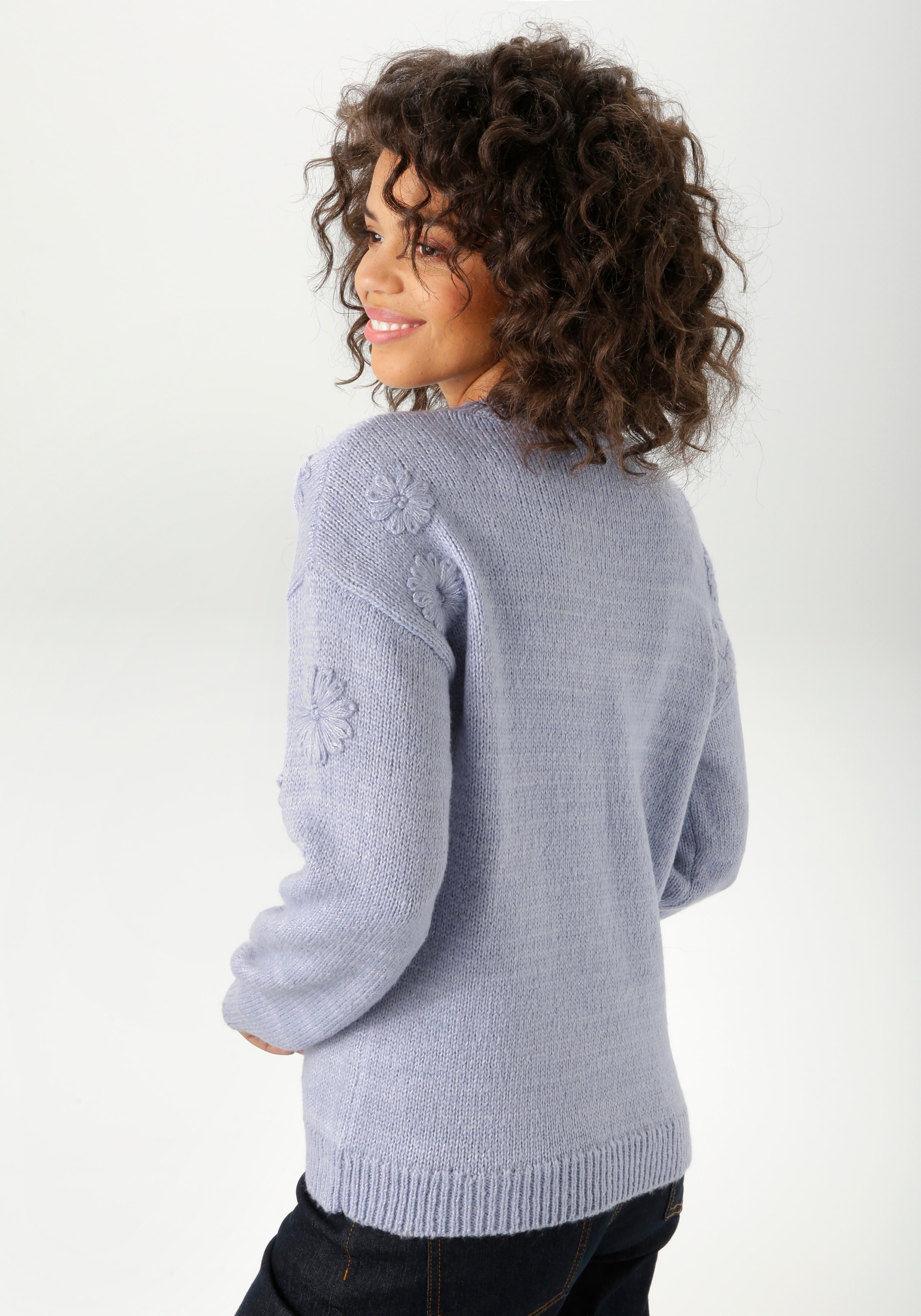 Aniston CASUAL Strickpullover, mit aufgestrickten Blüten verziert - NEUE KOLLEKTION