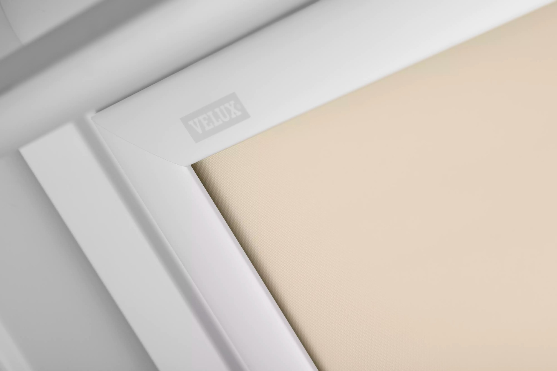 VELUX Verdunklungsrollo »DKL 1085SWL«, verdunkelnd, ohne Bohren, in Führungsschienen, Stoff hellbeige mit alufarbenen Führungsschienen & Griffleiste