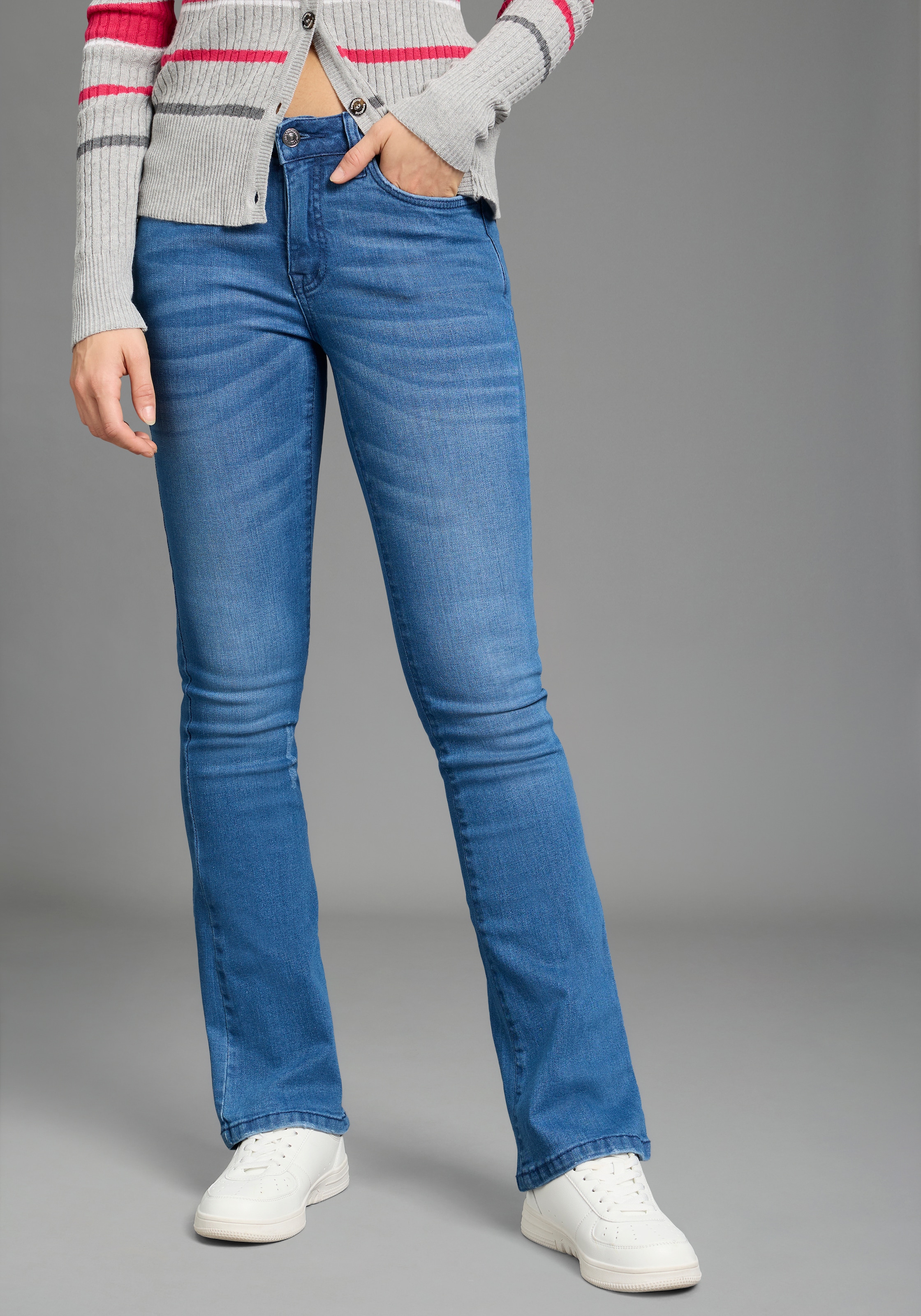 KangaROOS Bootcut-Jeans mit ausgestellter Beinform, aus Baumwolle und Elasthan