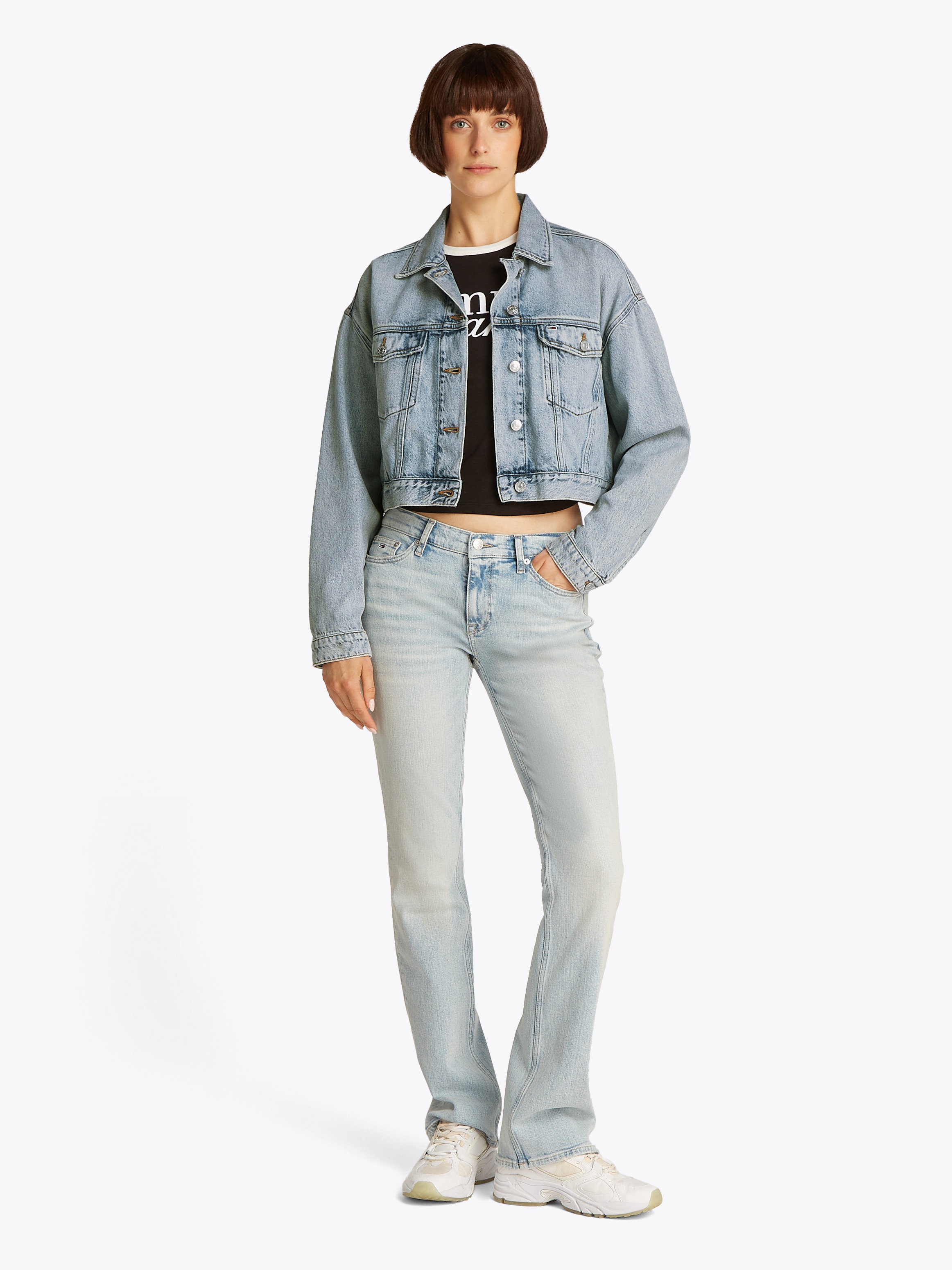Tommy Jeans Jeansjacke »OVSZ CROP TRUCKER JACKET BI6012«, mit kurzem Schnitt, in blauer Waschung, mit Brusttaschen