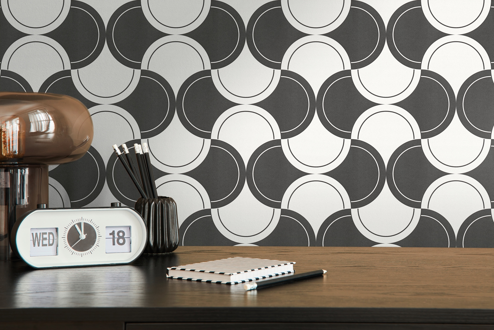 living walls "LIMITED – Retro Kreise" Retro Schwarz-Weiß geometrisch leicht strukturiert Kontrastreiche Kreise und Bögen im grafischen Seventies-Stil