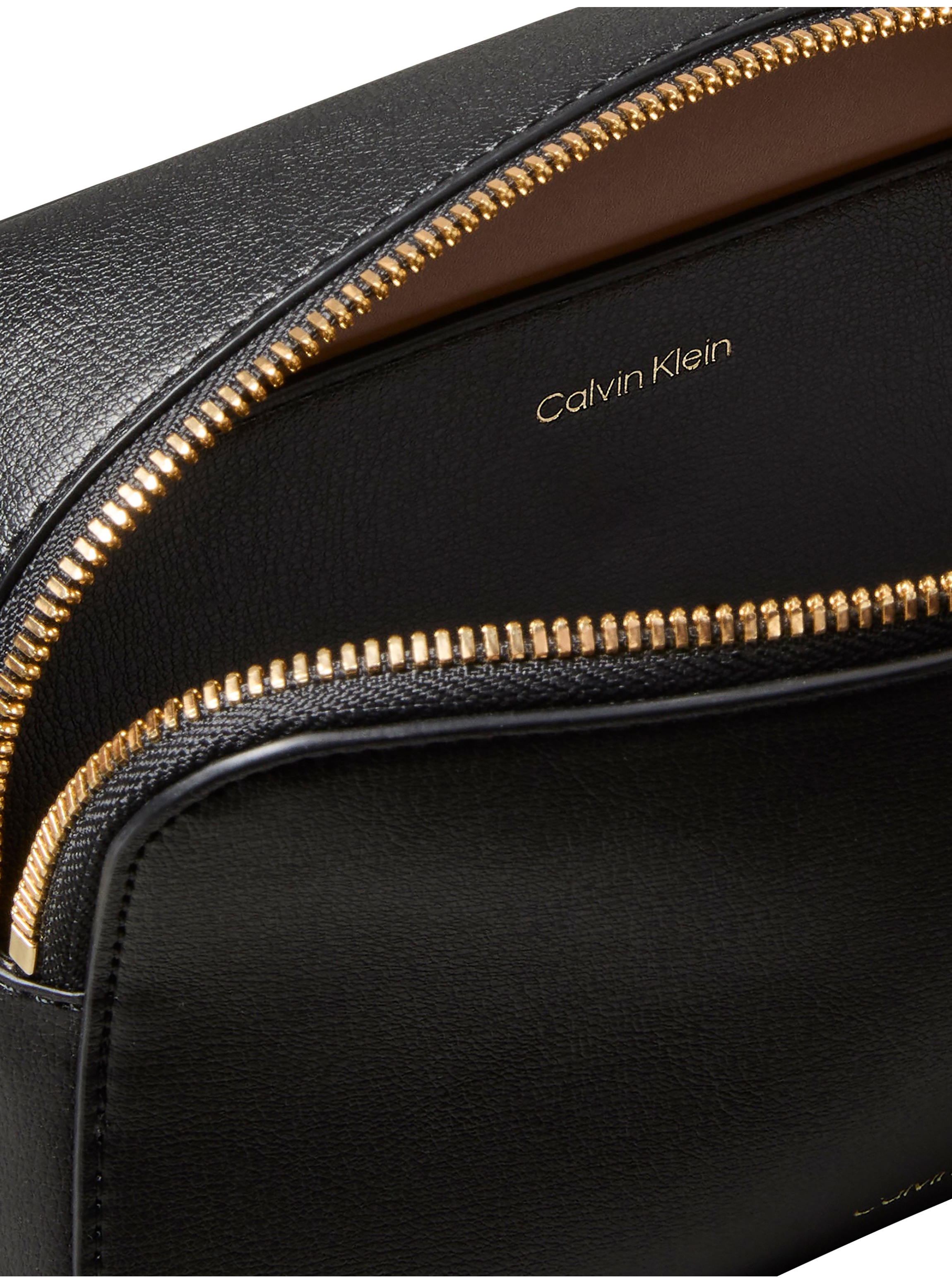 Calvin Klein Umhängetasche »FOIL LOGO ELONGATED CAMERA BAG« Unisex Mini Bag, Schultertasche mit CK-Logo