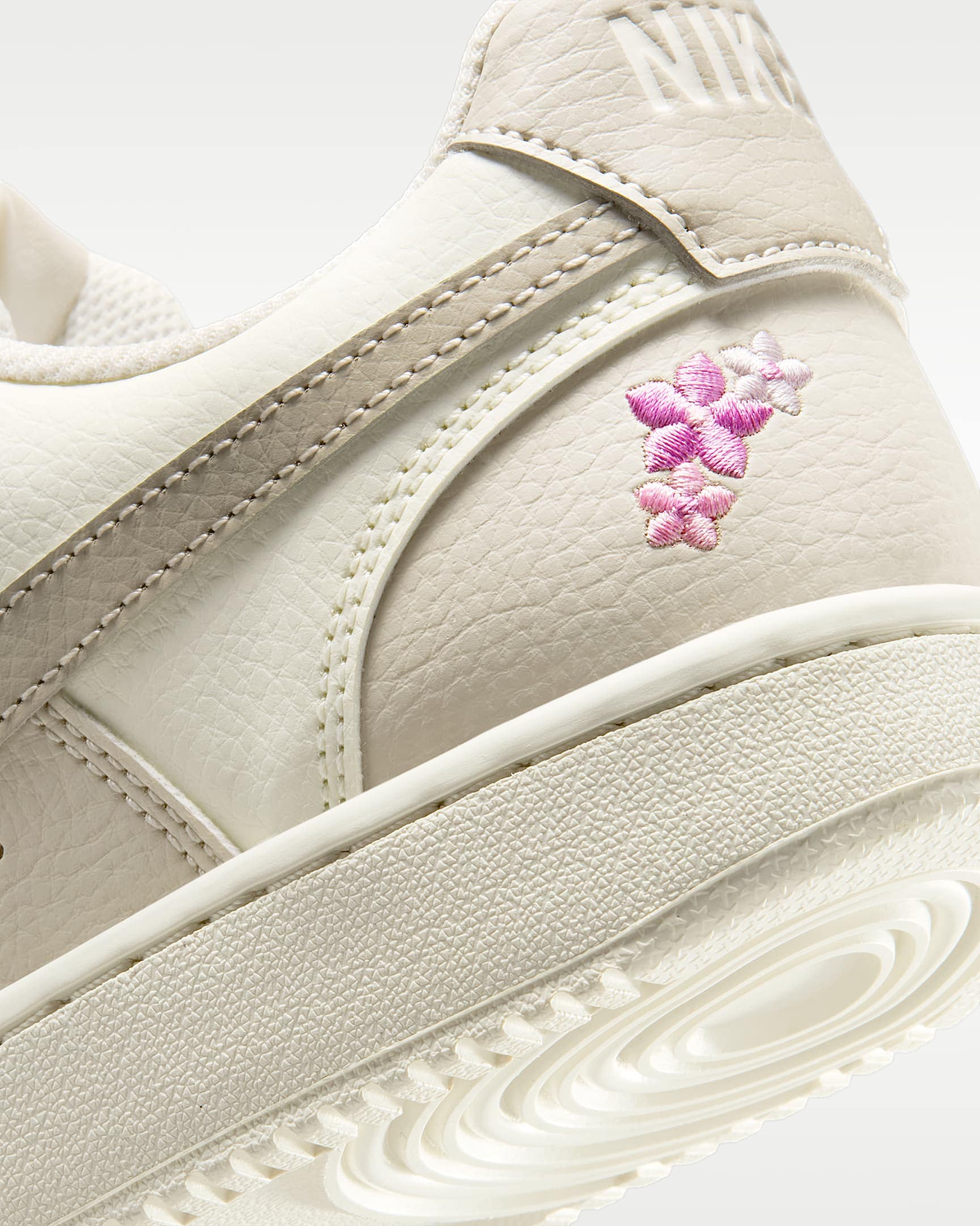 Nike Sportswear Sneaker »WMNS COURT VISION LOW SE«  inspiriert vom Design des Nike Air Force