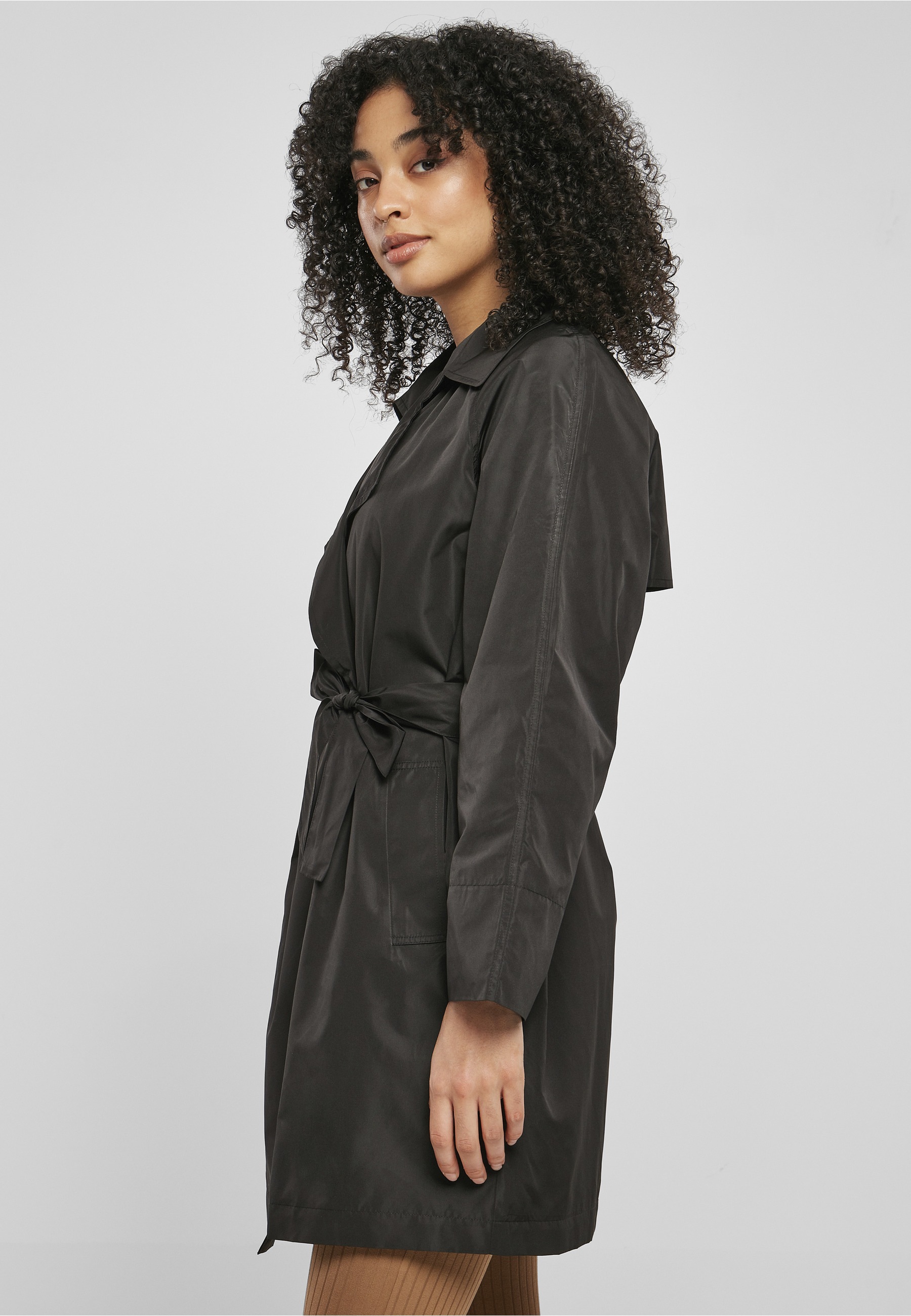 URBAN CLASSICS Winterjacke »Urban Classics Damen Ladies Crinkle Nylon Minimal Trench Coat« 1 Stk. tlg. ohne Kapuze