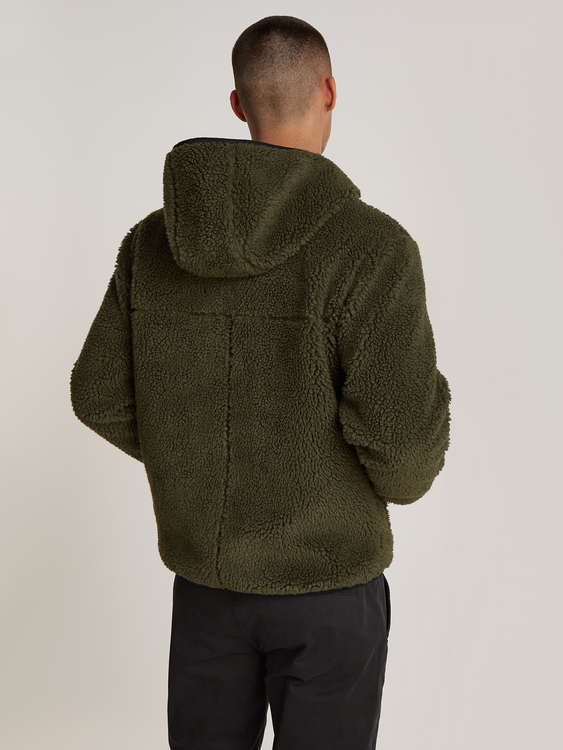 Tommy Jeans Plüschjacke »TJM REG BADGE TEDDY ZIP TRU EXT«, mit Kapuze, mit Logopatch, leicht überschnittene Schultern