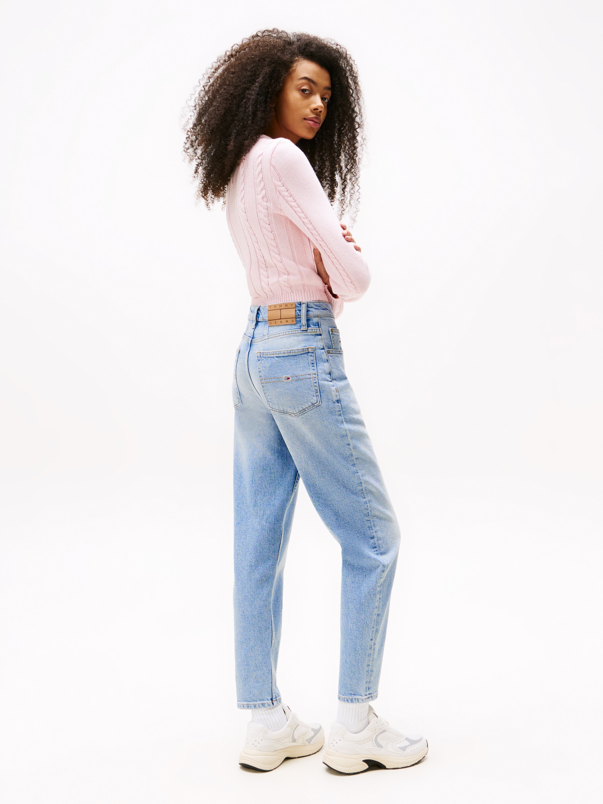 Tommy Jeans Mom-Jeans »MOM JEAN UH TPR«, mit Logo-Stickereien, in knöchelfreier Länge