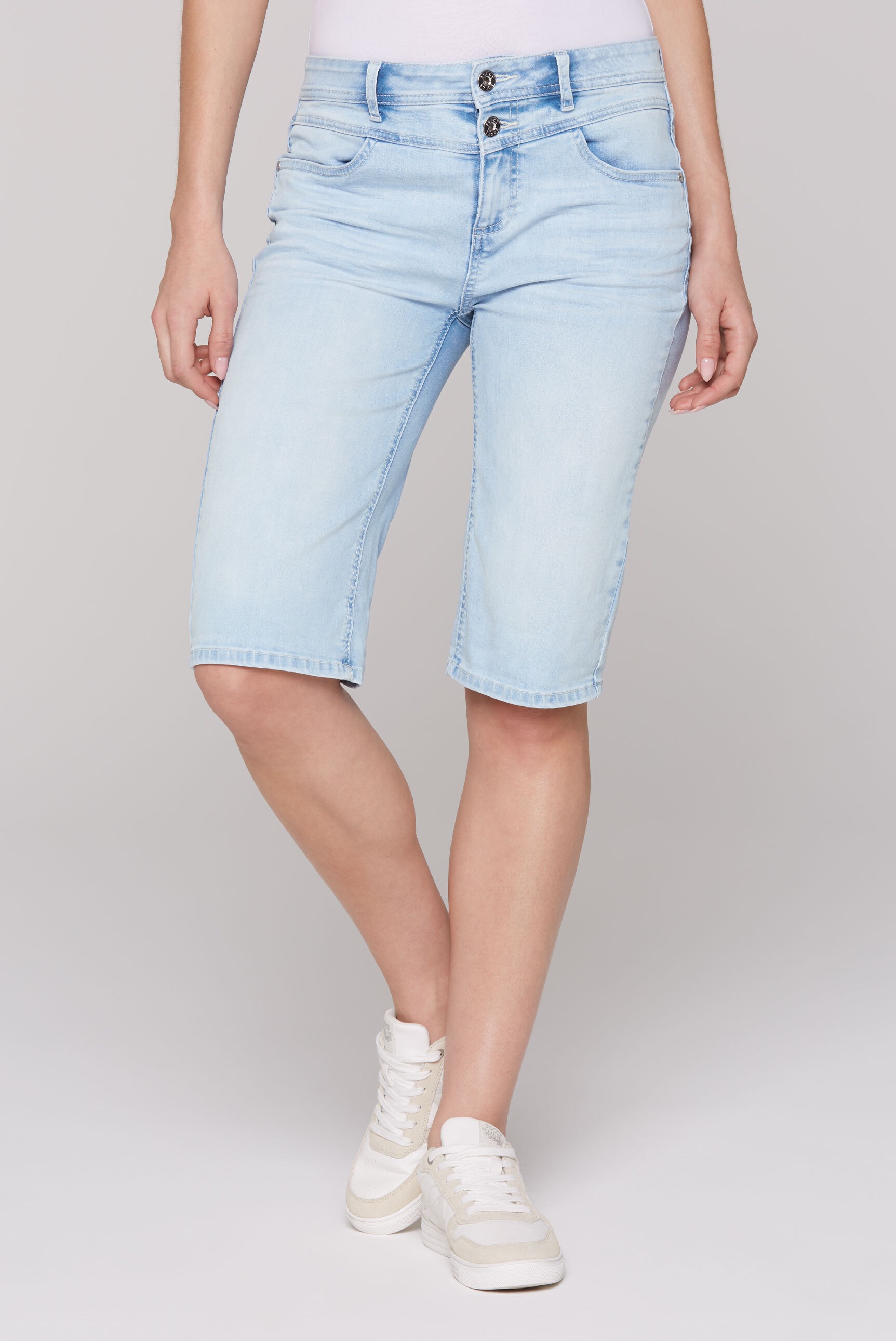 SOCCX Jeansshorts, mit zwei Knöpfen am Bund