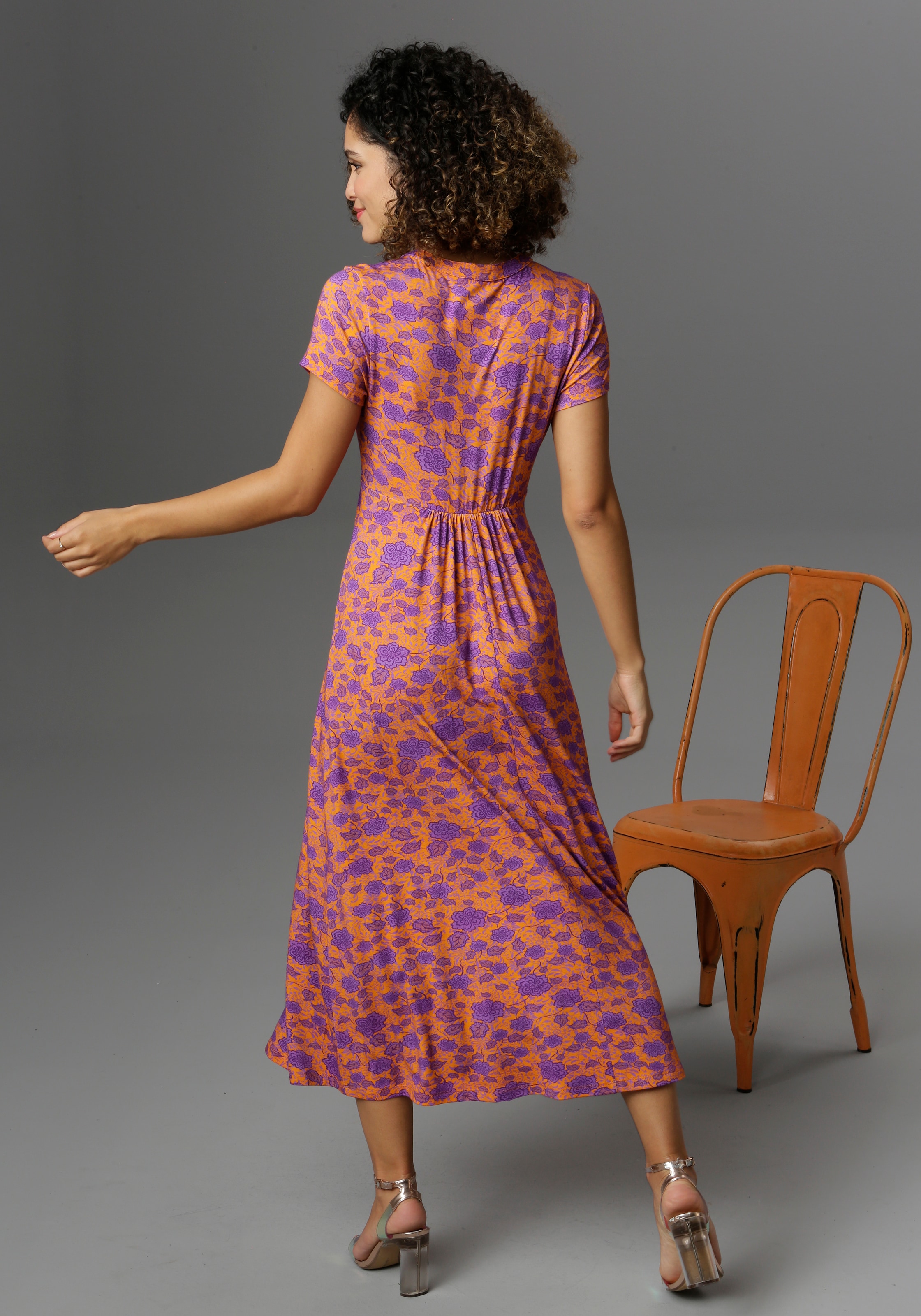 Aniston CASUAL für topmodischem | bestellen mit Sommerkleid, Blumendruck BAUR