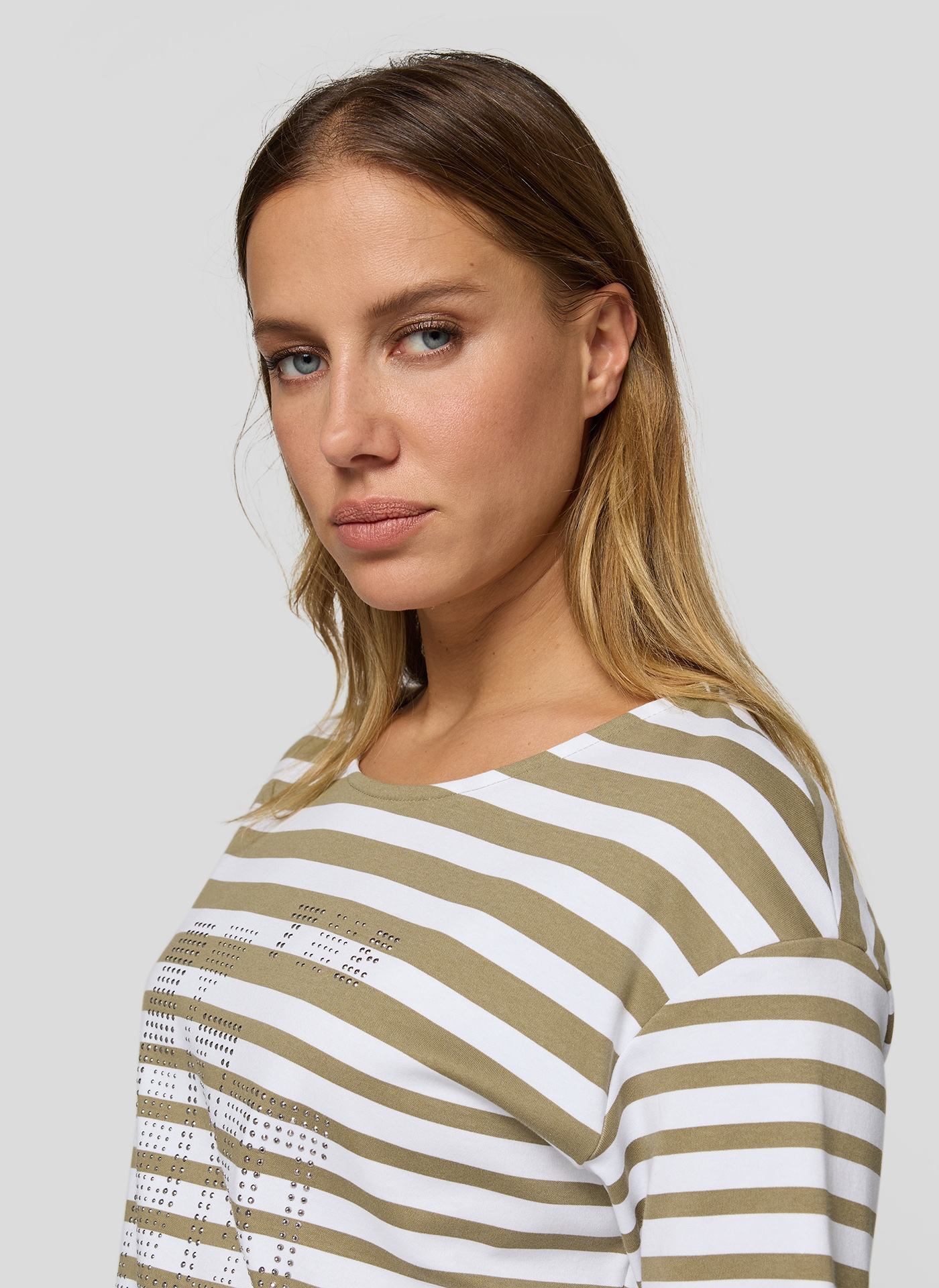 Rabe Rundhalsshirt mit Allover-Streifen und Glitzersteinen