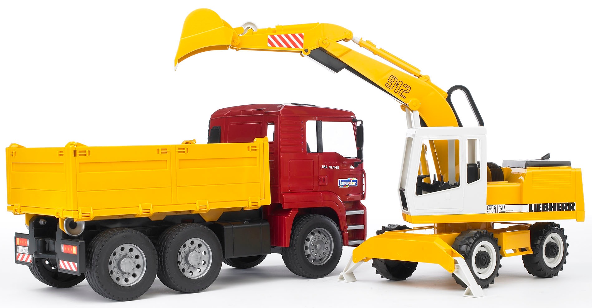 Bruder® Spielzeug-Kipper »MAN TGA Kipper mit Bagger 39 cm (02751)«, Made in Europe