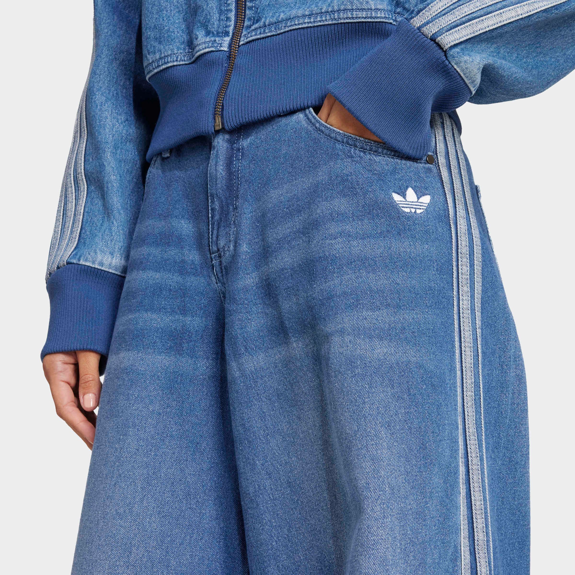 Thumbnail - adidas Originals Sporthose "DENIM WIDE PANT" inspirierte 90er-Jahre-Mode, sportlicher Stil, aus Baumwolle