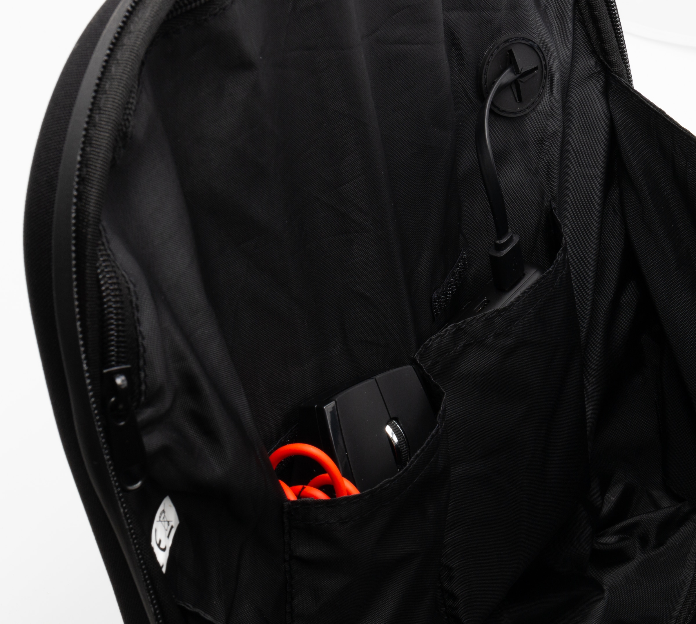 Hyrican Gaming-Laptoprucksack »Striker Game Bag JUMPER NOZ01494, mit App gesteuerte RBG-LEDs, Für Notebooks bis 15,6 Zoll, gepolsterte Schultergurte, besonders widerstandsfähige Hartschale«