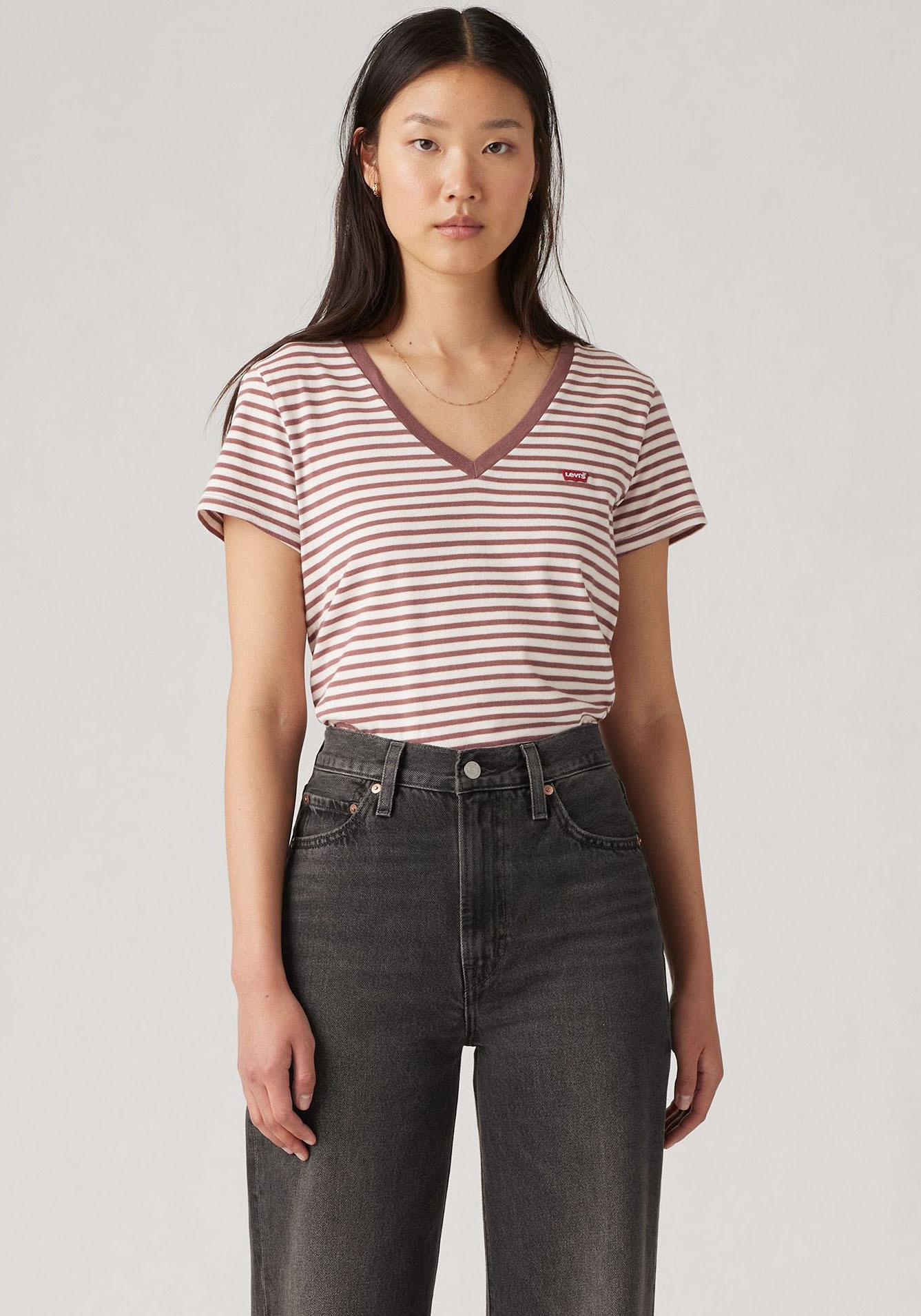 Levis V-Shirt "PERFECT VNECK", mit Mini-Batwing-Logostickerei