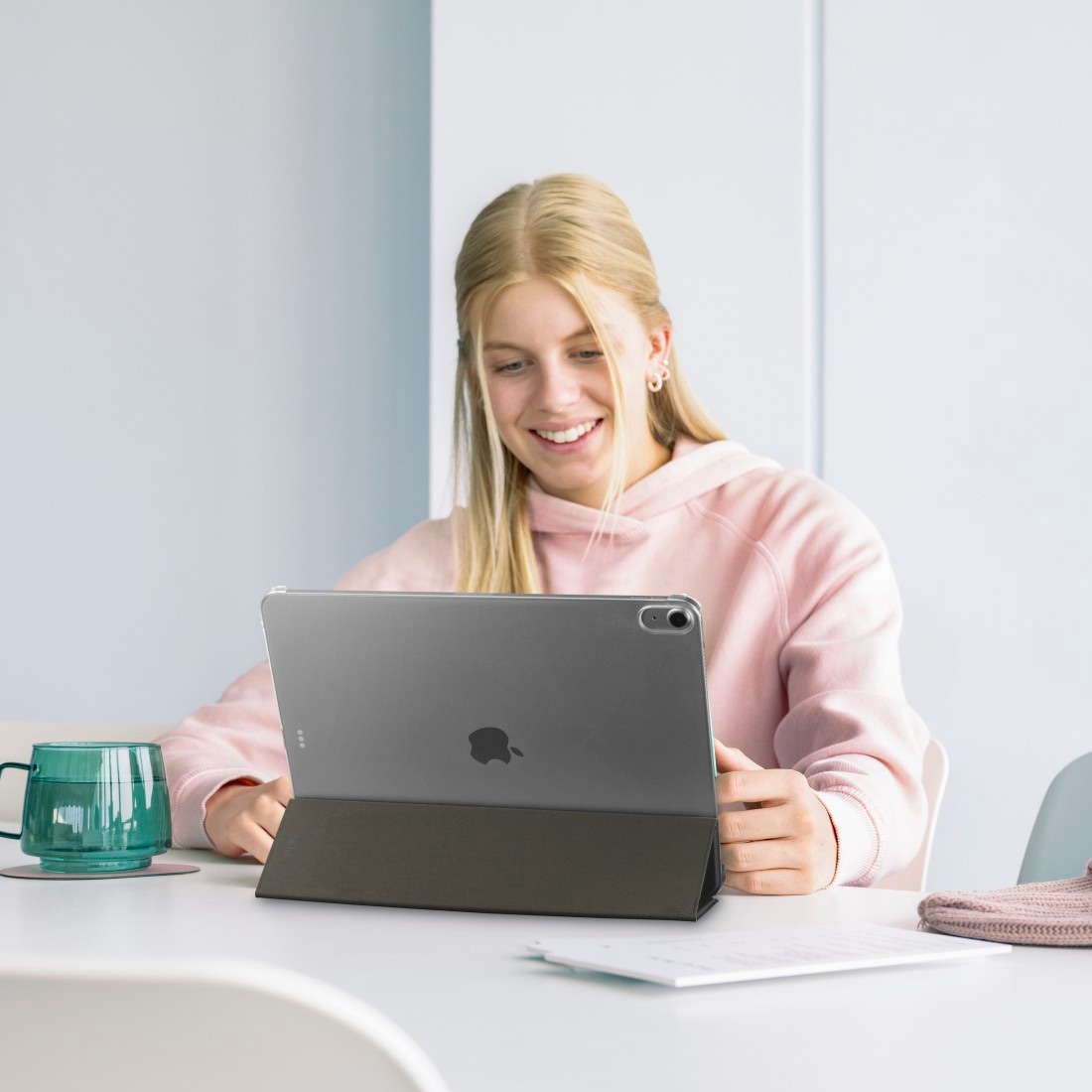 Hama Tablet-Hülle »Tablet-Hülle mit Standfunktion für iPad Air 10.9“ und 11“, schwarz« Apple iPad Air 10,9 (2020) | iPad Air 11" (2024/2025) Magnetischer Deckel, Standfunktion, transparente Rückseite, leicht