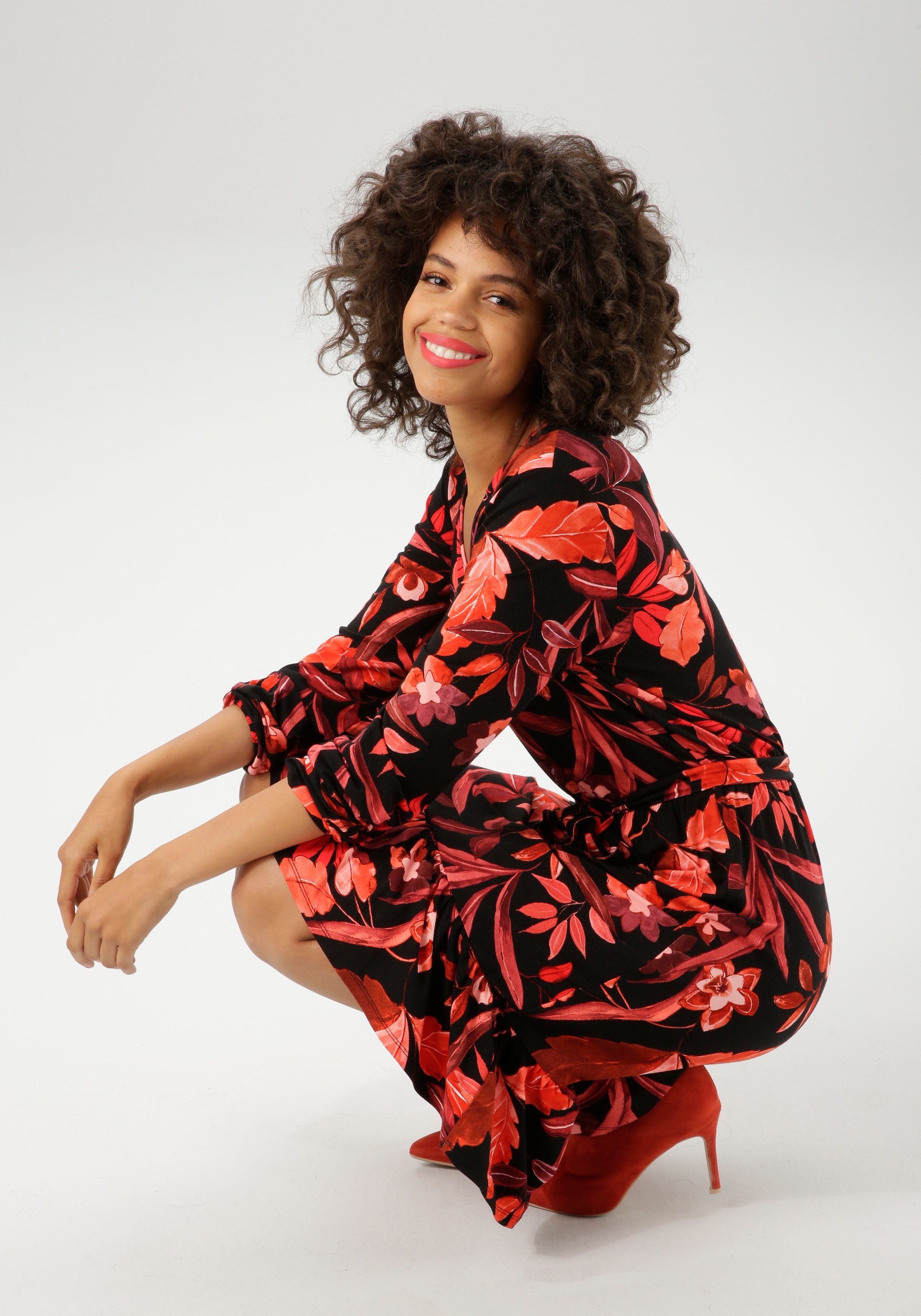 Aniston CASUAL Jerseykleid, (mit abnehmbarem Bindeband), mit großflächigen Blüten und Blättern bedruckt - NEUE KOLLEKTION