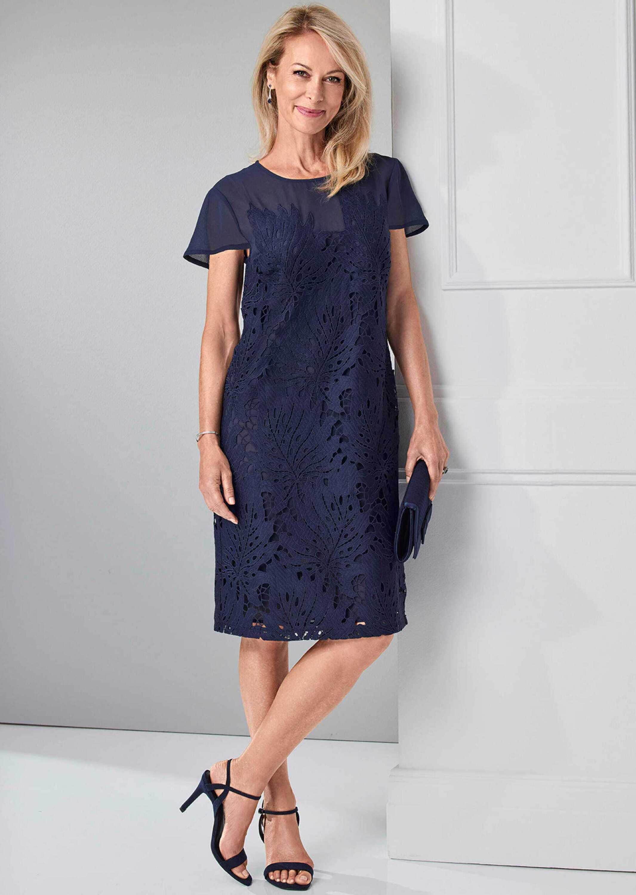 GOLDNER Abendkleid »Kurzgröße Kleid aus sommerlicher Spitze«