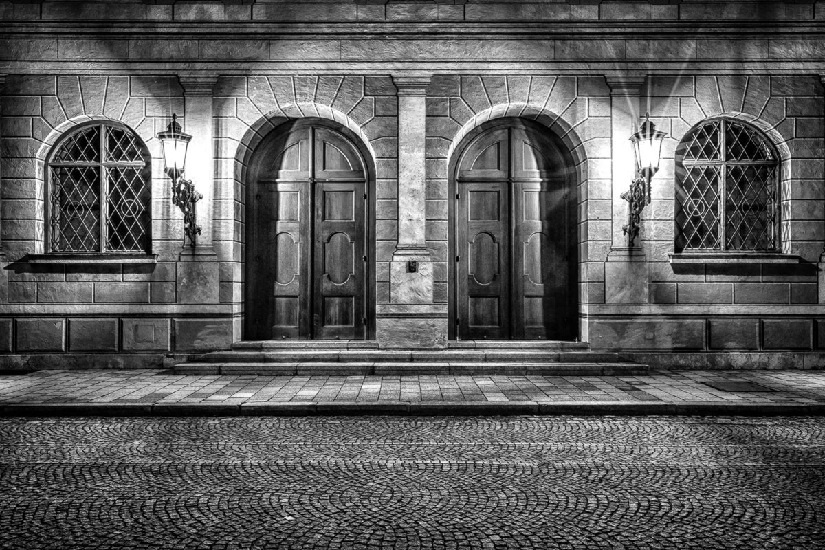 Fototapete »Alte Türen Schwarz & Weiß«