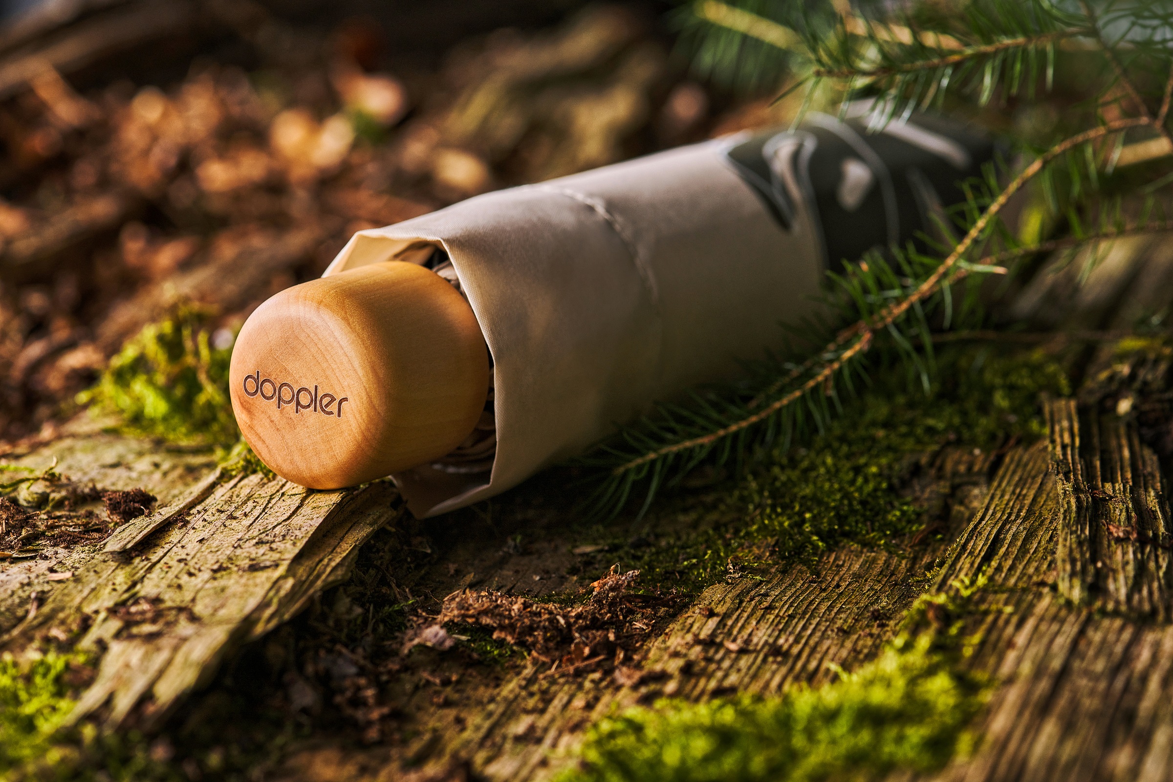 aus kaufen aus recyceltem choice - Wald doppler® Material beige«, Taschenregenschirm schützt weltweit | »nature mit Mini, BAUR FSC®- Griff