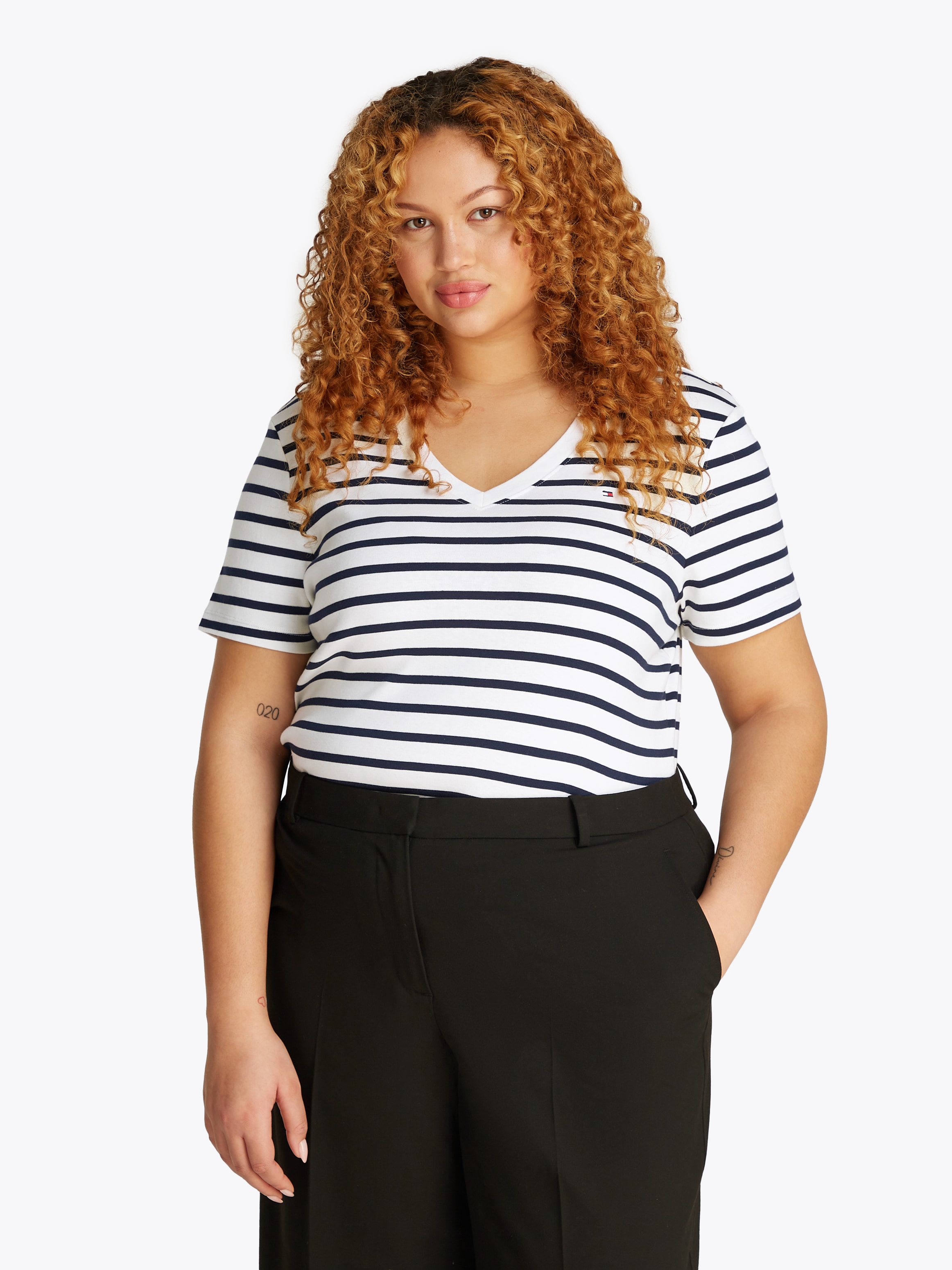 Tommy Hilfiger Curve V-Shirt »CRV SLIM CODY V-NK SS«, in Großen Größen