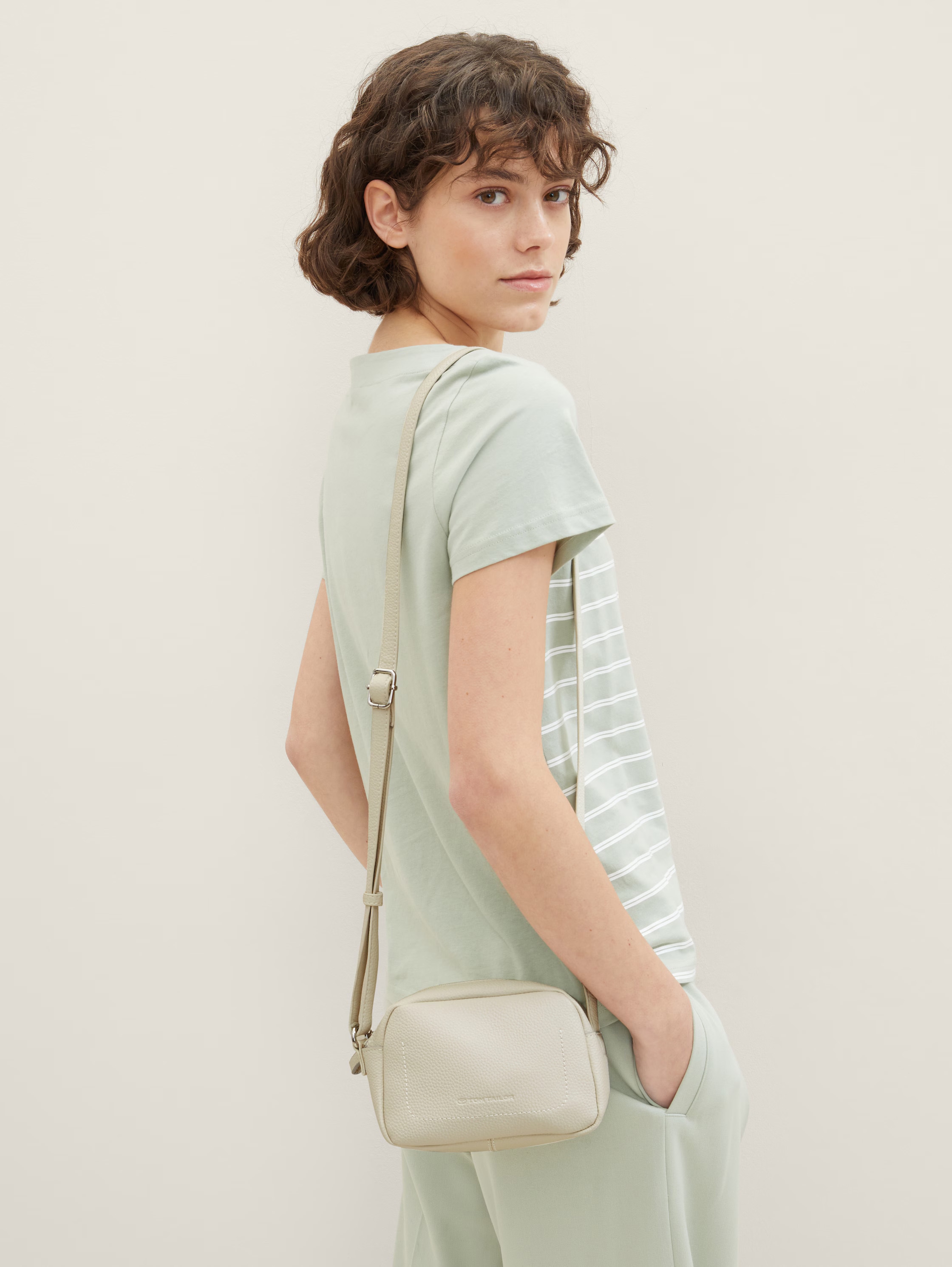 TOM TAILOR Handtasche »Elis« aus weich gekörntem Lederimitat auffällige Ziernaht und feinem Logo