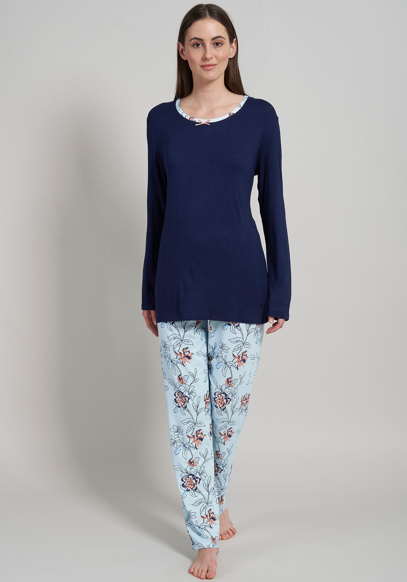 Pyjama, (2 tlg.), mit floralem Print undkleiner Schleife als Hingucker