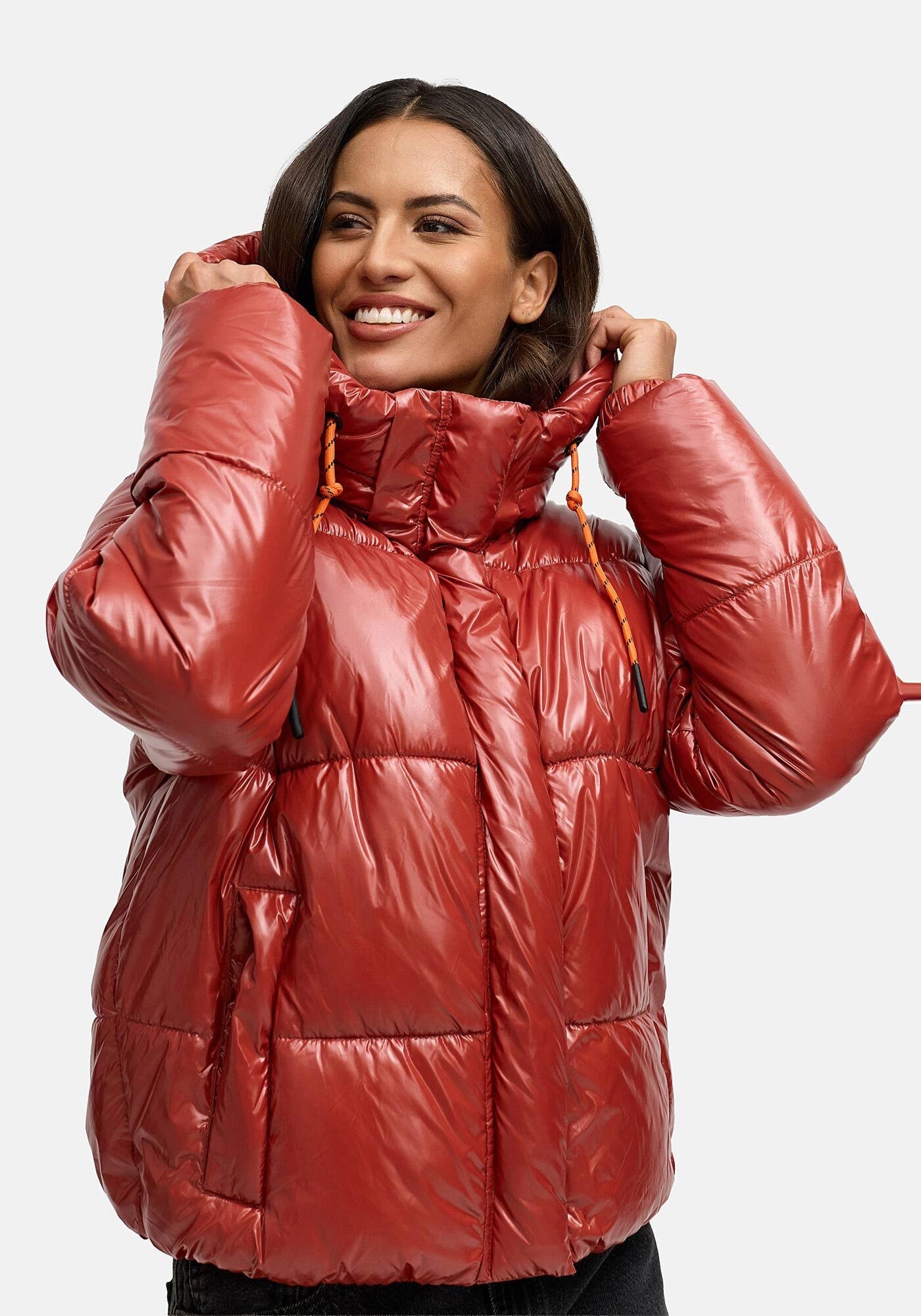 Marikoo Winterjacke »Skyraa«, Leicht glänzendes Obermaterial mit moderner Steppung