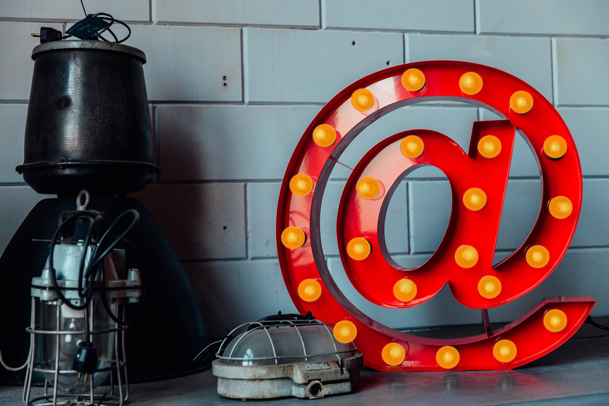MARQUEE LIGHTS LED Dekolicht »@-Sign«, 24 flammig, Leuchtmittel E14 | ohne Leuchtmittel, Wandlampe, Tischlampe @-Zeichen 24 Leuchtmittel E14 (exkl) - 61x61cm