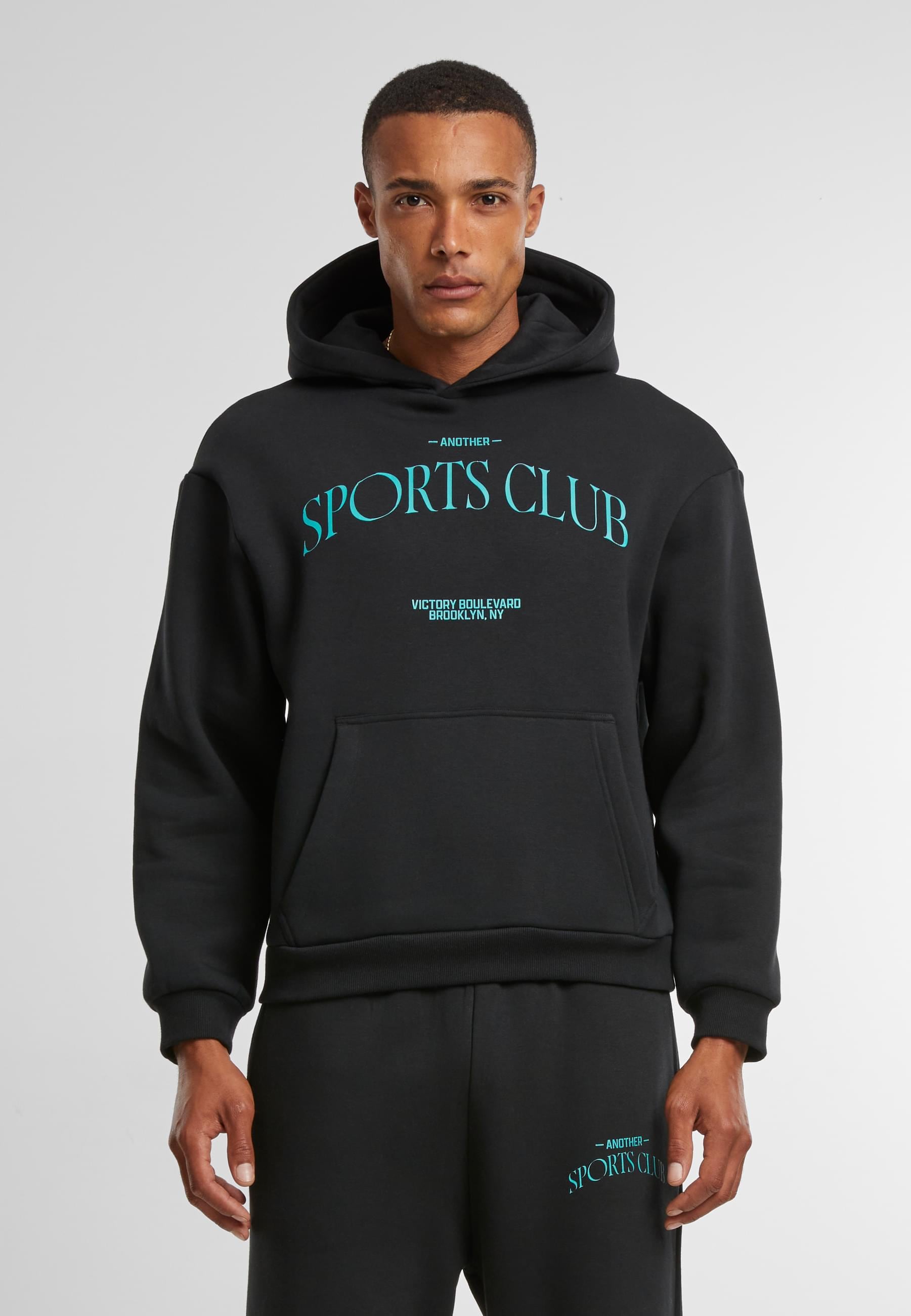 Upscale by Mister Tee Kapuzensweatshirt »Upscale by Mister Tee Another Sports Club Fluffy Hoody«, (1 tlg.)