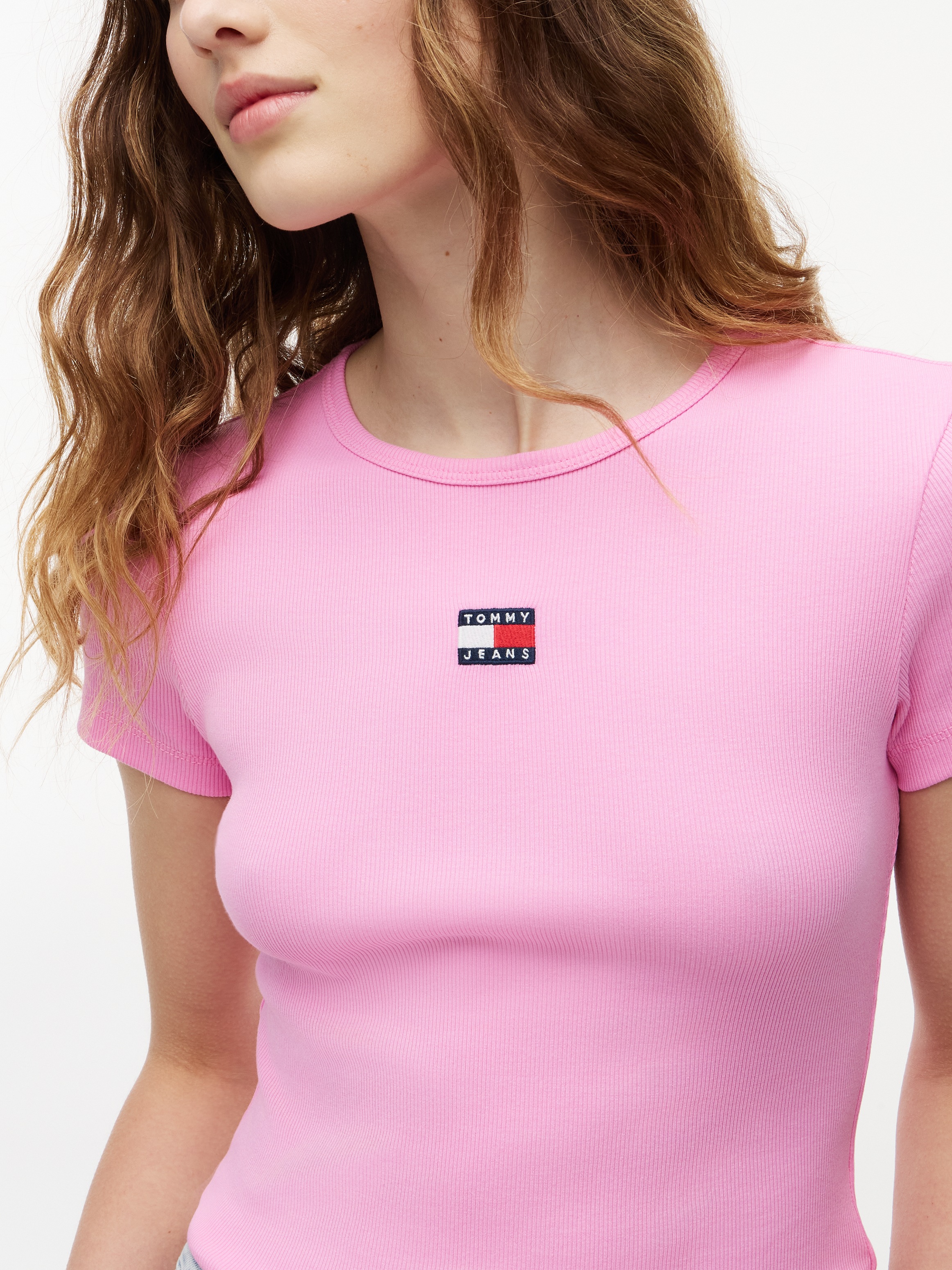 Tommy Jeans Kurzarmshirt »TJW SLIM BADGE RIB TEE« mit gerippter Struktur