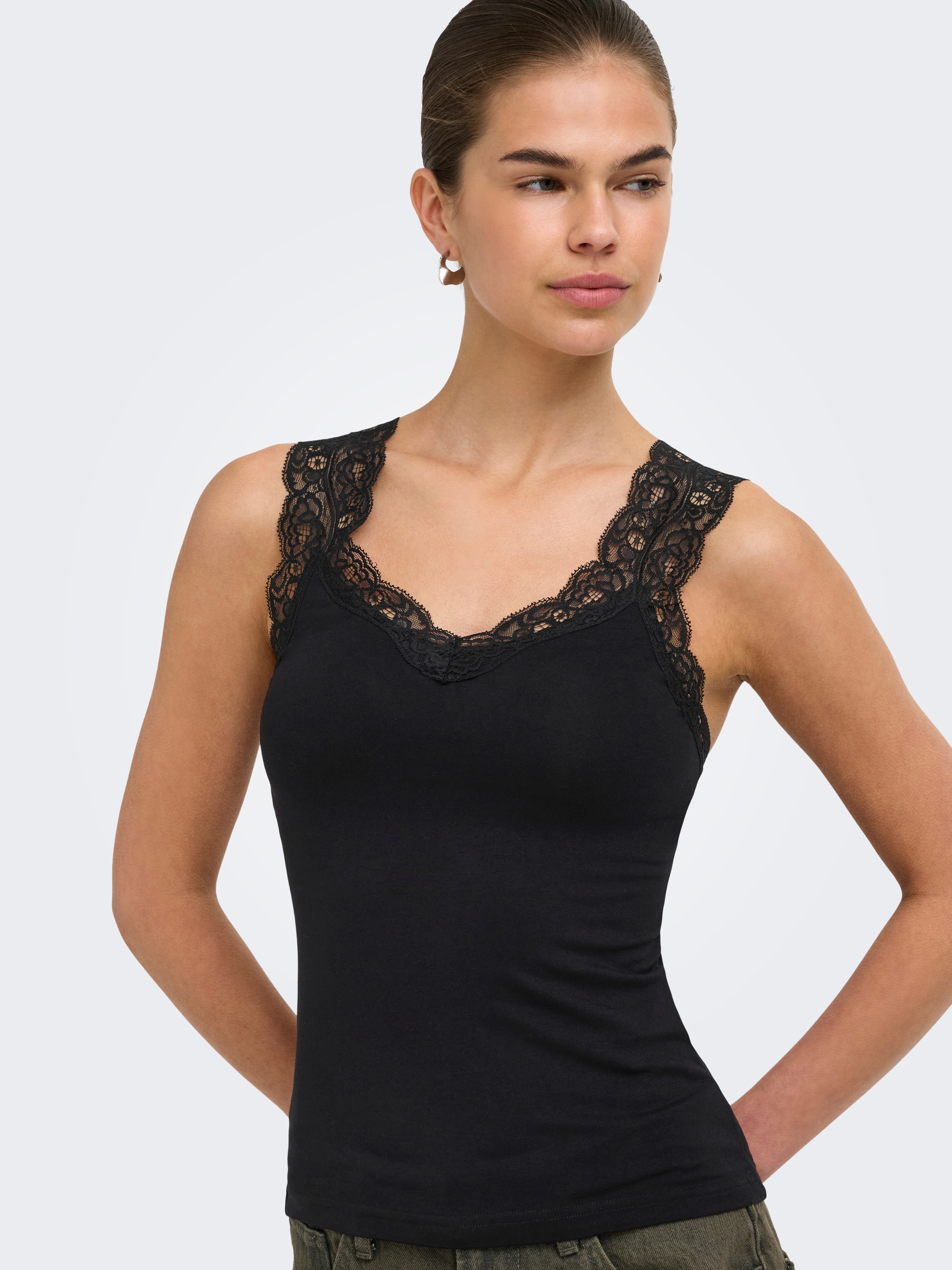 ONLY Spitzentop "ONLLUNI TANK TOP WITH LACE DETAIL CS JRS" Viskosemischung, regular fit