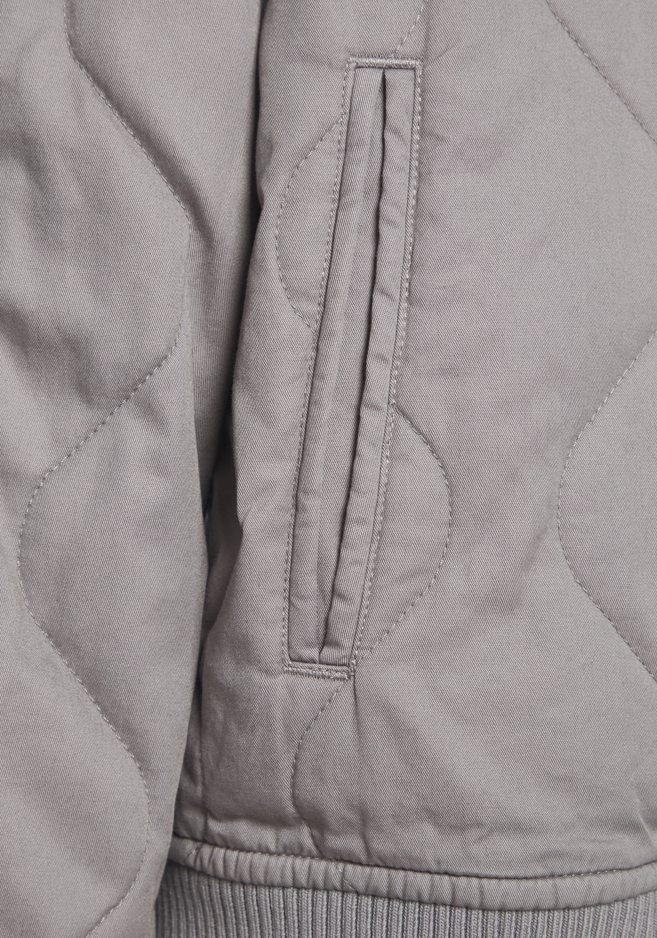 LASCANA Steppjacke, in modischer Optik mit Taschen, Bomber-Design