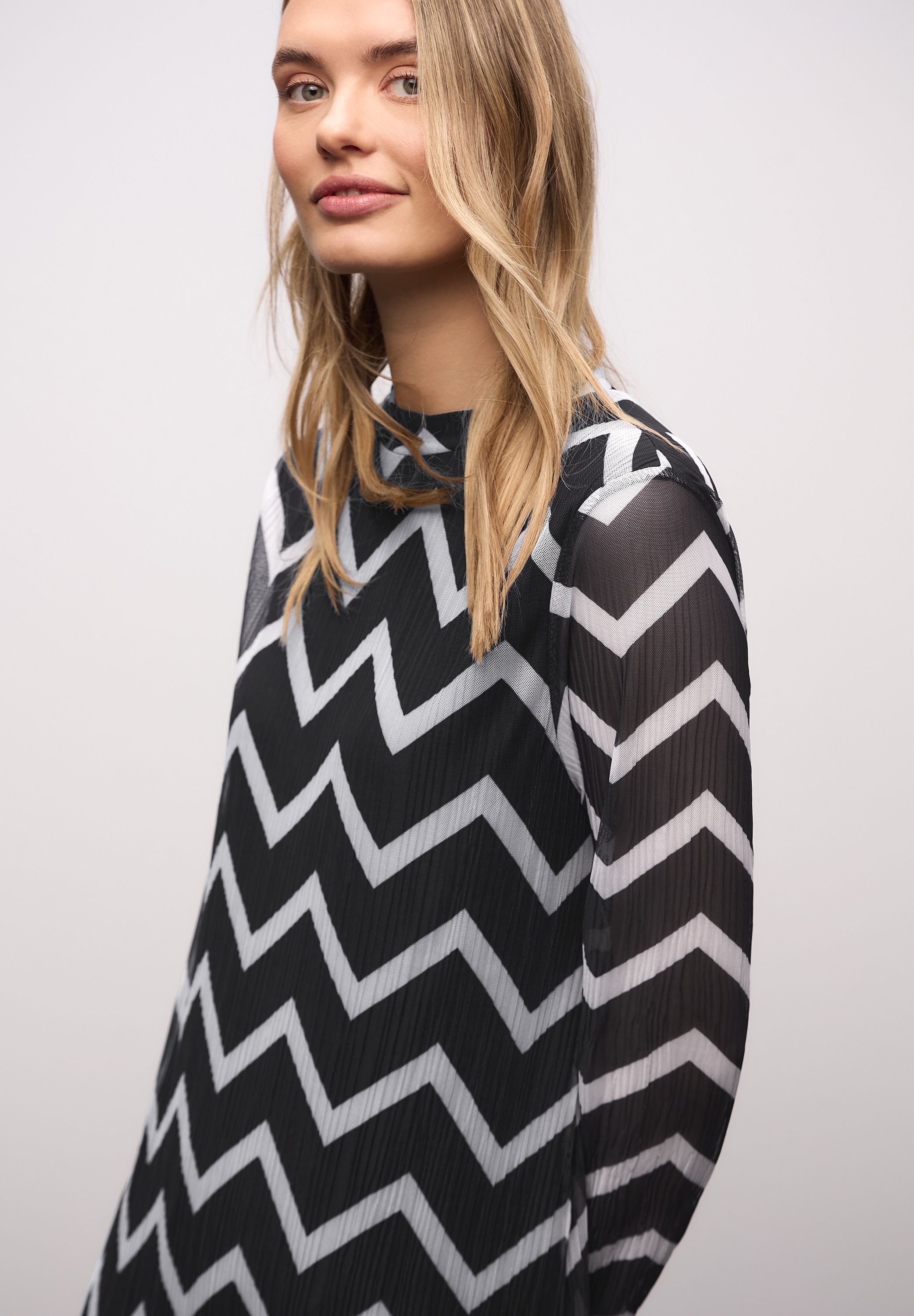 STREET ONE Midikleid Ohne Taschen mit grafischem Muster