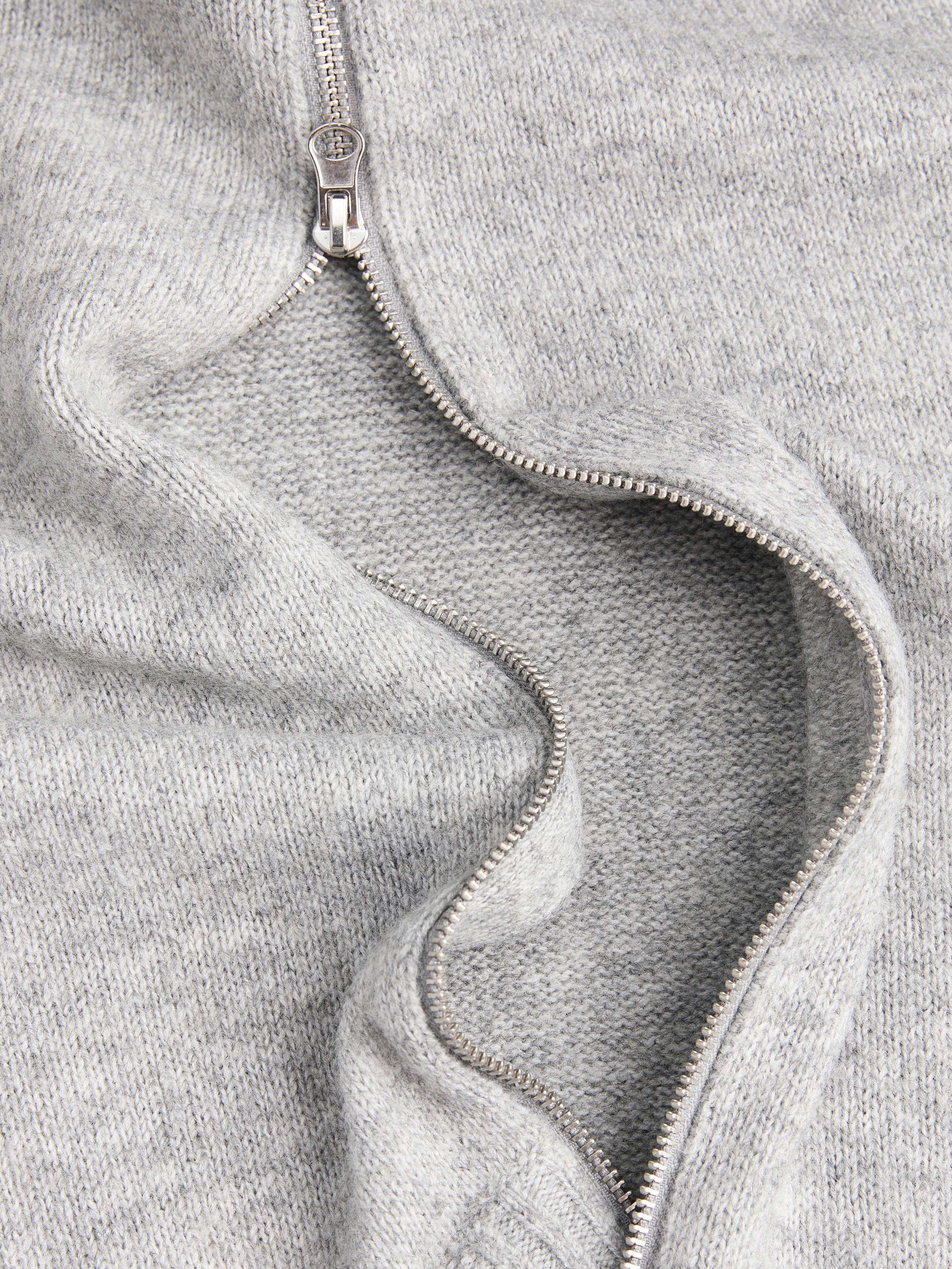 Jack & Jones PlusSize Strickjacke »JJSOHO OLLIE KNIT HIGH NECK ZIP C SN PLS« Materialmix, locker geschnitten