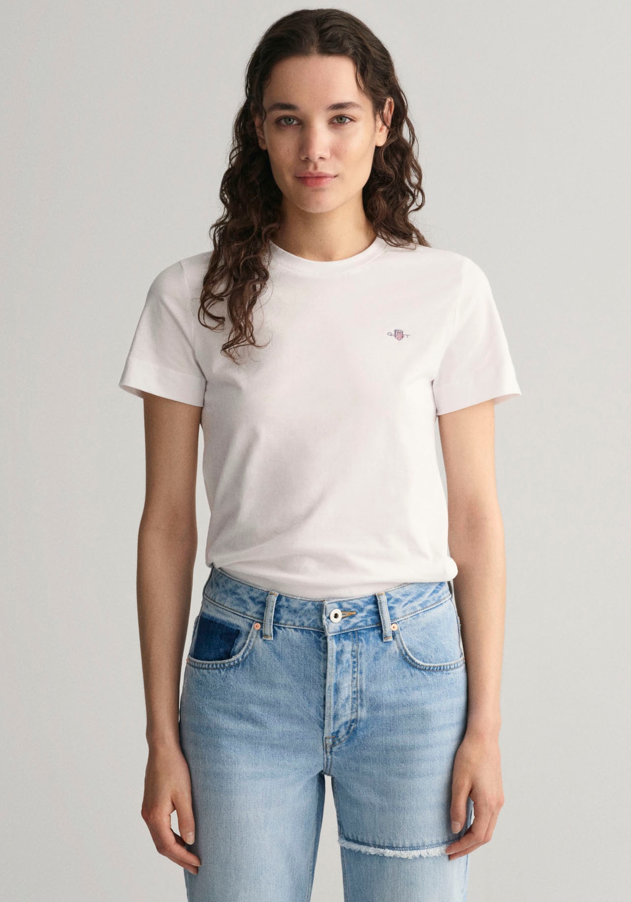 Gant T-Shirt mit einer BAUR »REG | T-SHIRT«, auf kleinen SHIELD aufgestickten KA Wappen-Grafik der Brust kaufen